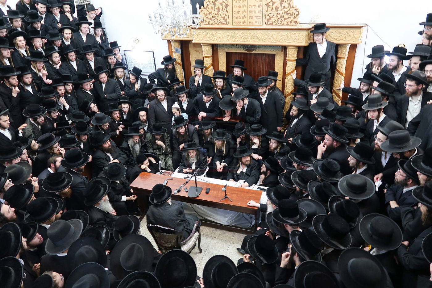 ניחום אבלים בחצה"ק קרעטשניף סיגעט