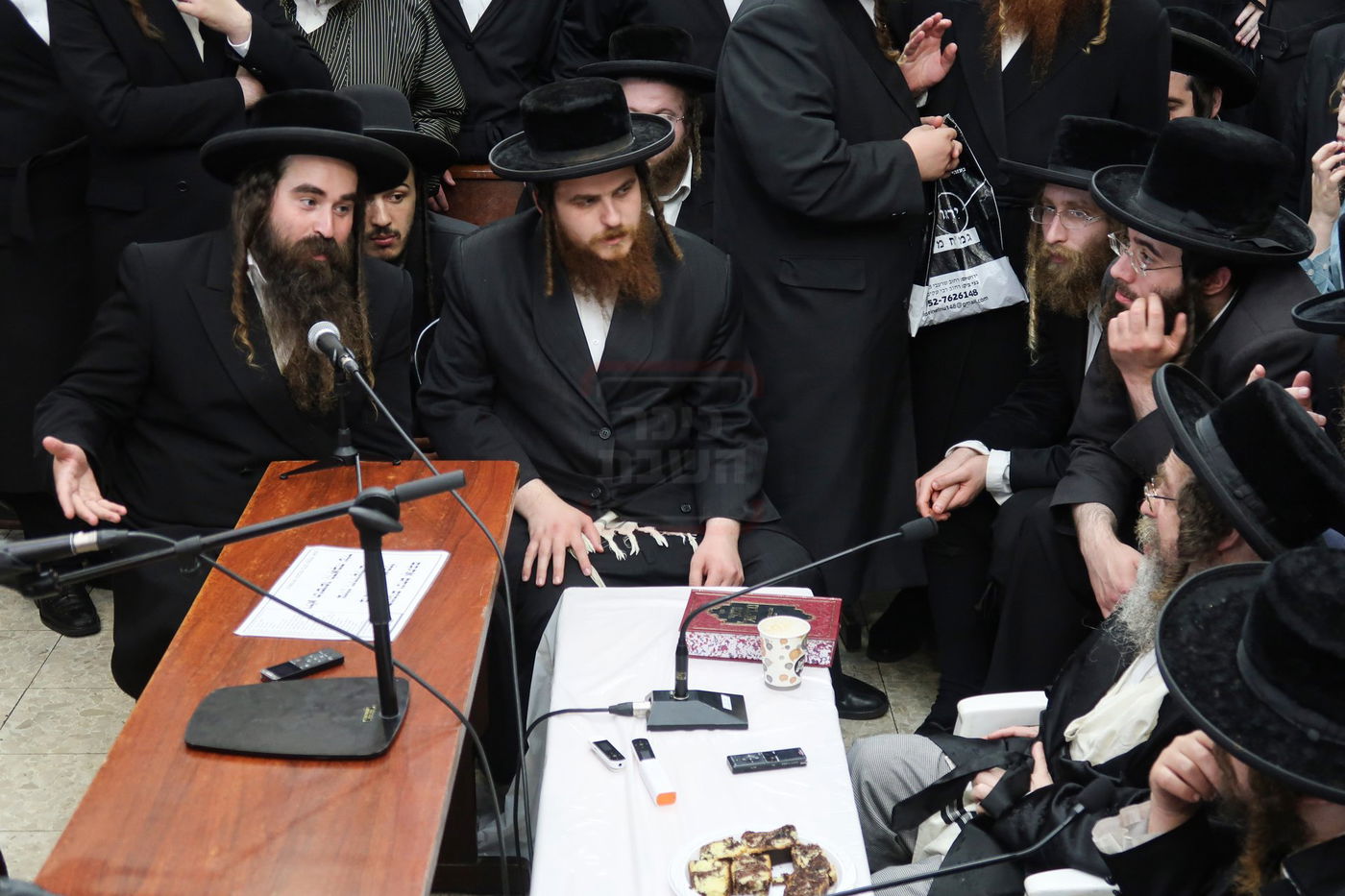 ניחום אבלים בחצה"ק קרעטשניף סיגעט