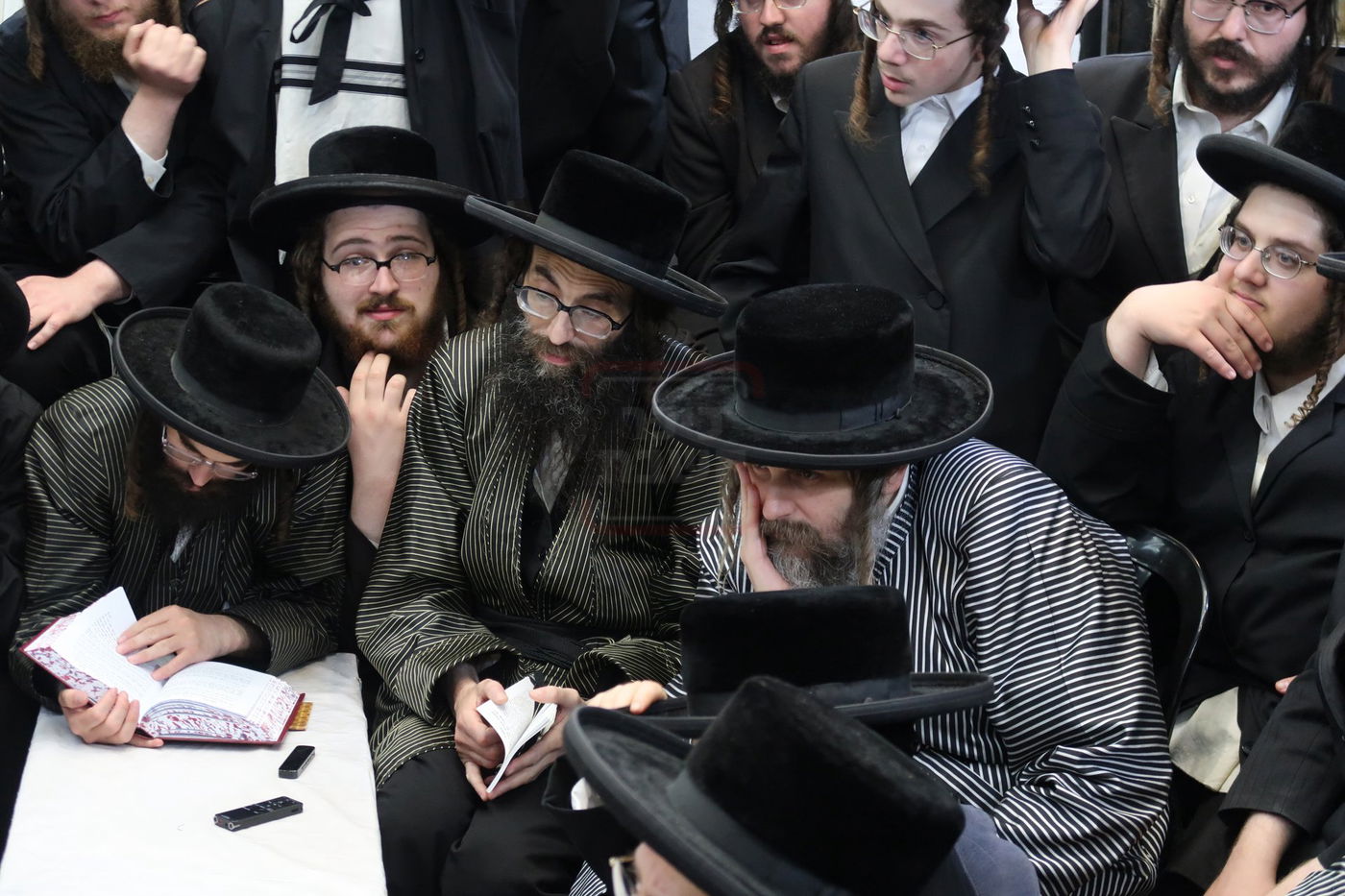 ניחום אבלים בחצה"ק קרעטשניף סיגעט