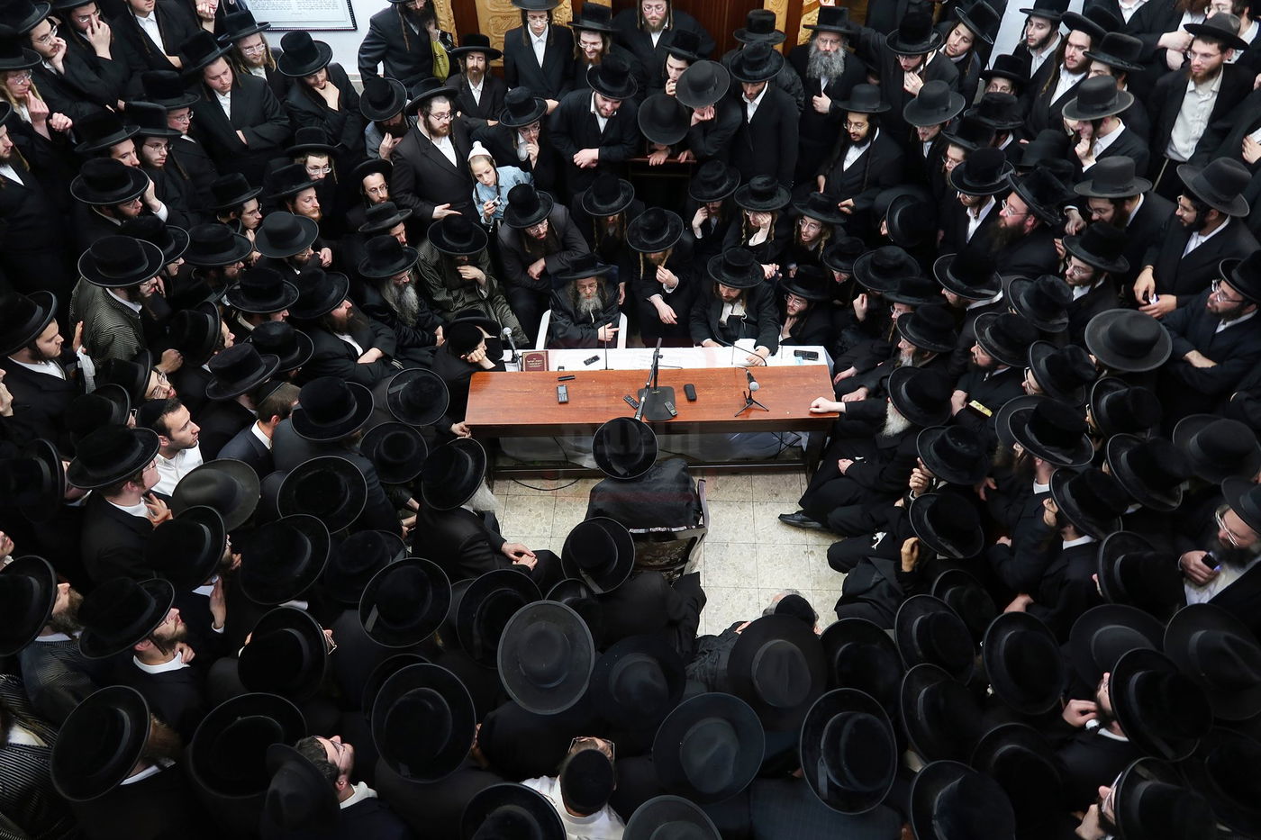 ניחום אבלים בחצה"ק קרעטשניף סיגעט