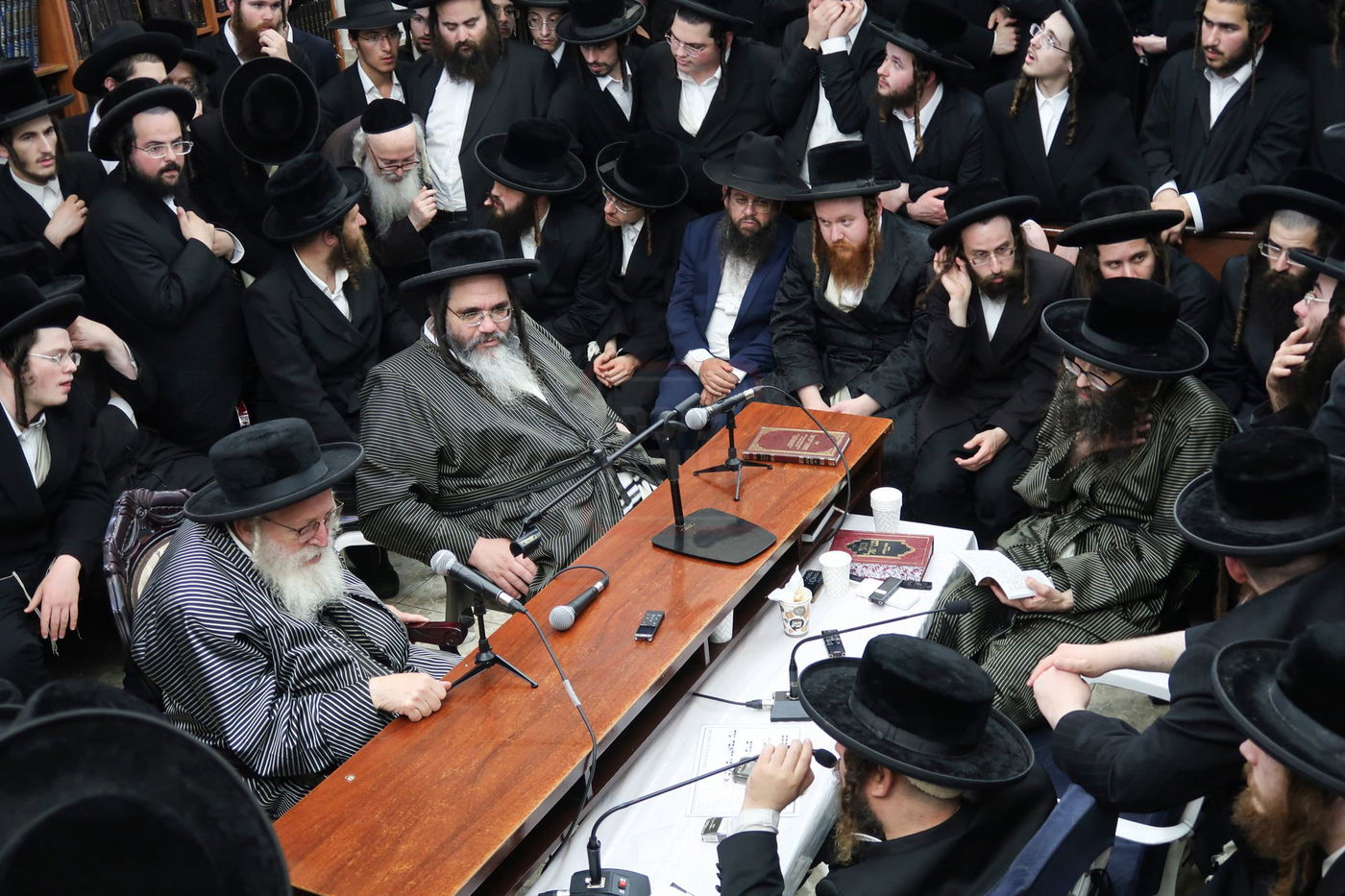 ניחום אבלים בחצה"ק קרעטשניף סיגעט