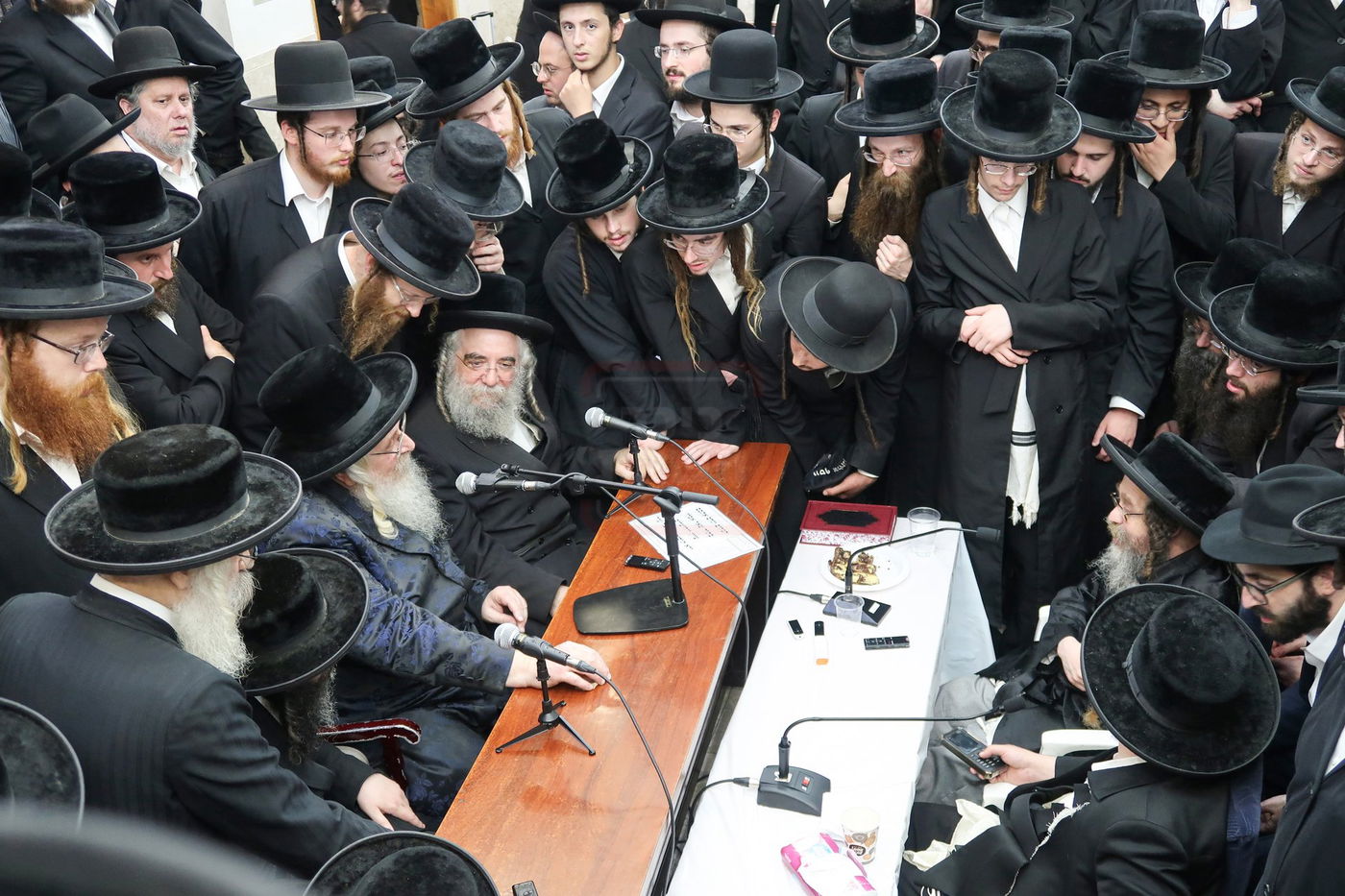 ניחום אבלים בחצה"ק קרעטשניף סיגעט