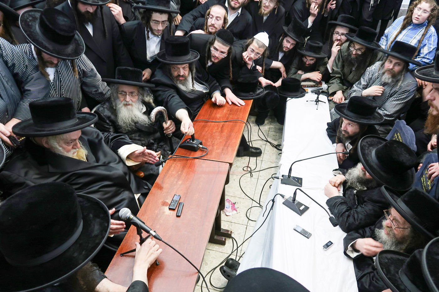 ניחום אבלים בחצה"ק קרעטשניף סיגעט