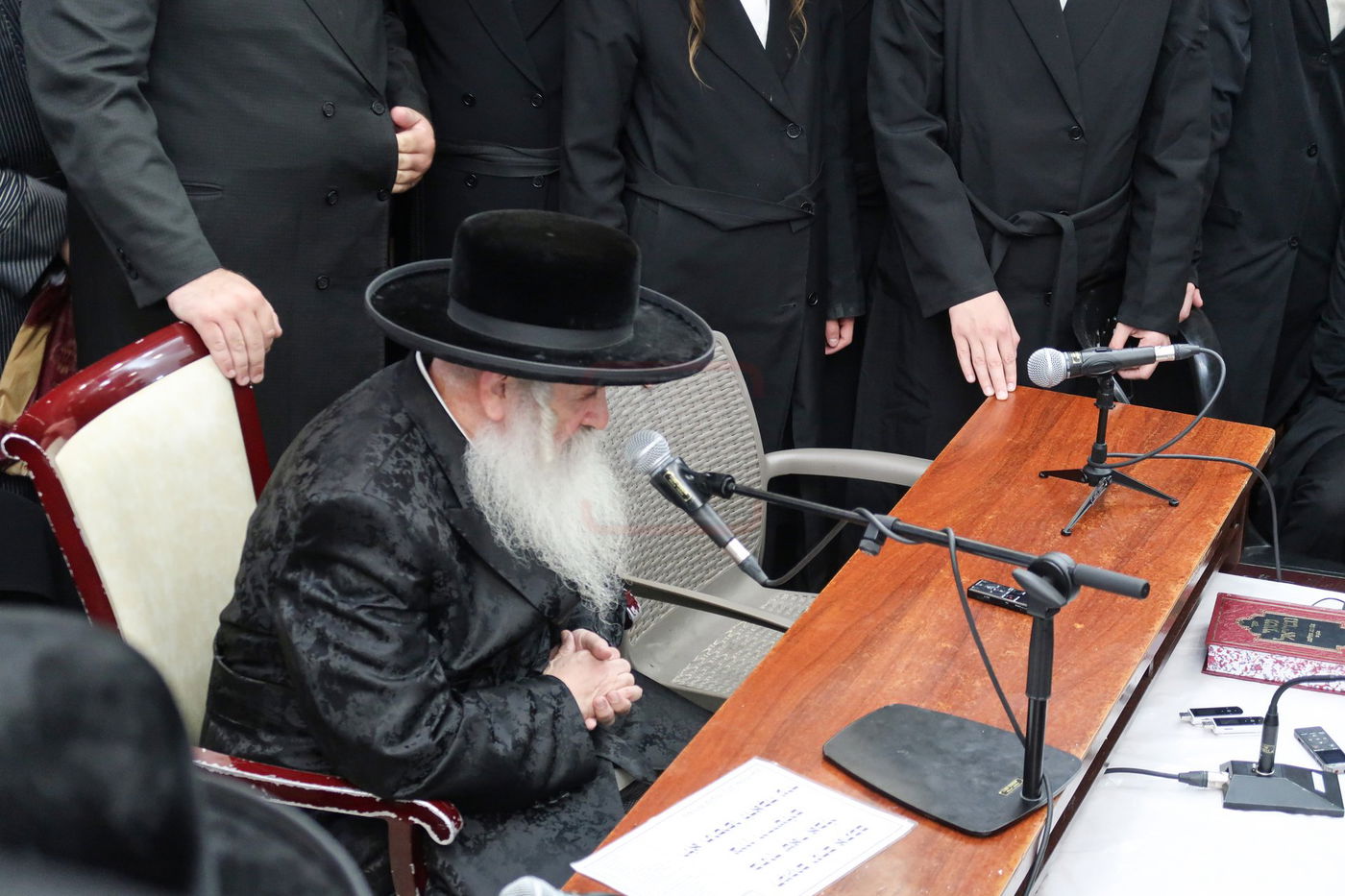 ניחום אבלים בחצה"ק קרעטשניף סיגעט