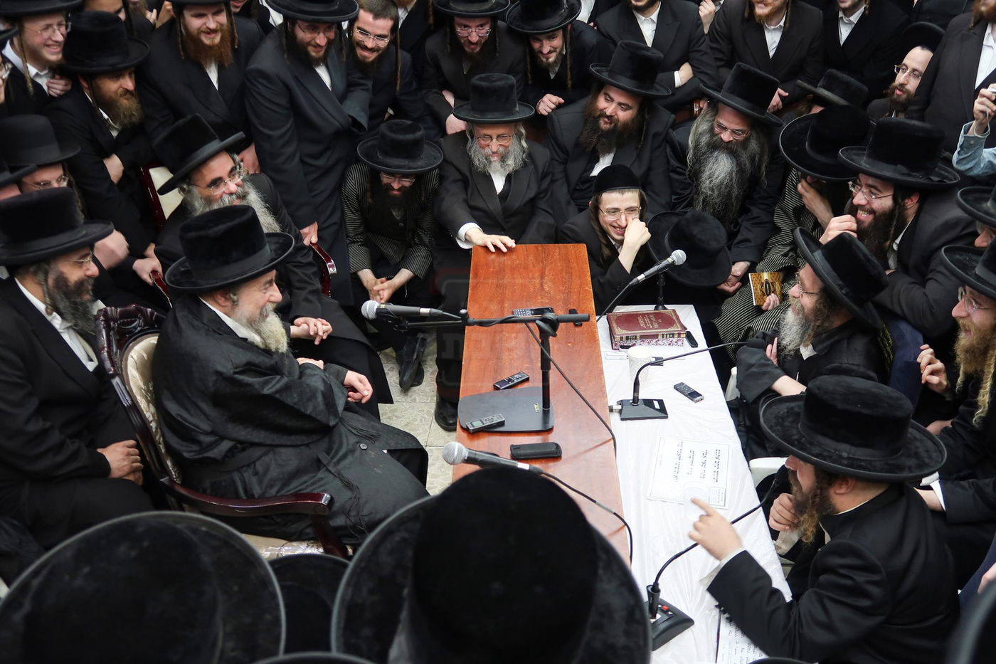 ניחום אבלים בחצה"ק קרעטשניף סיגעט