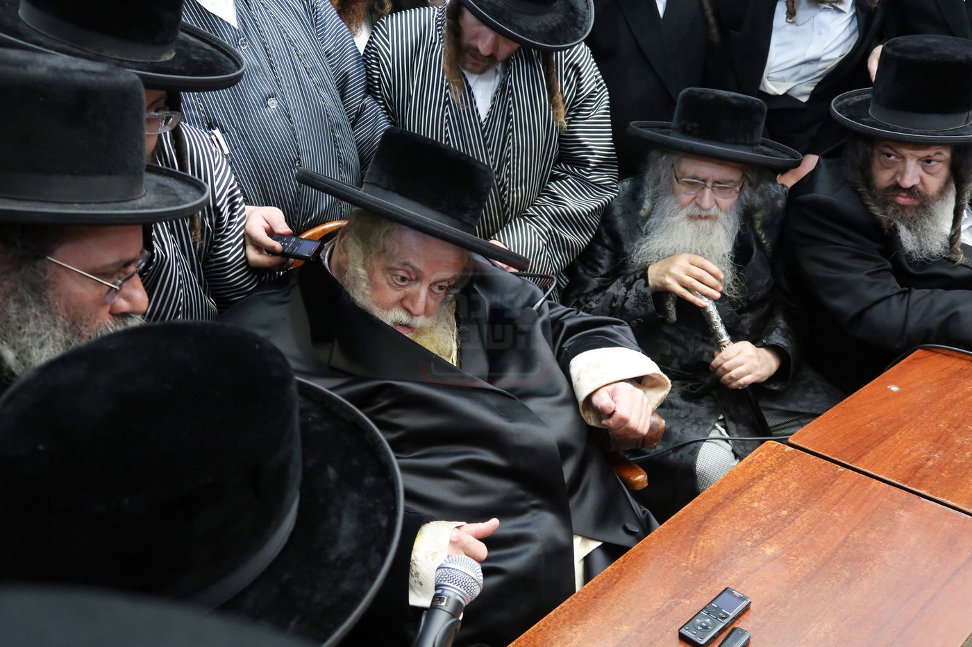 ניחום אבלים בחצה"ק קרעטשניף סיגעט