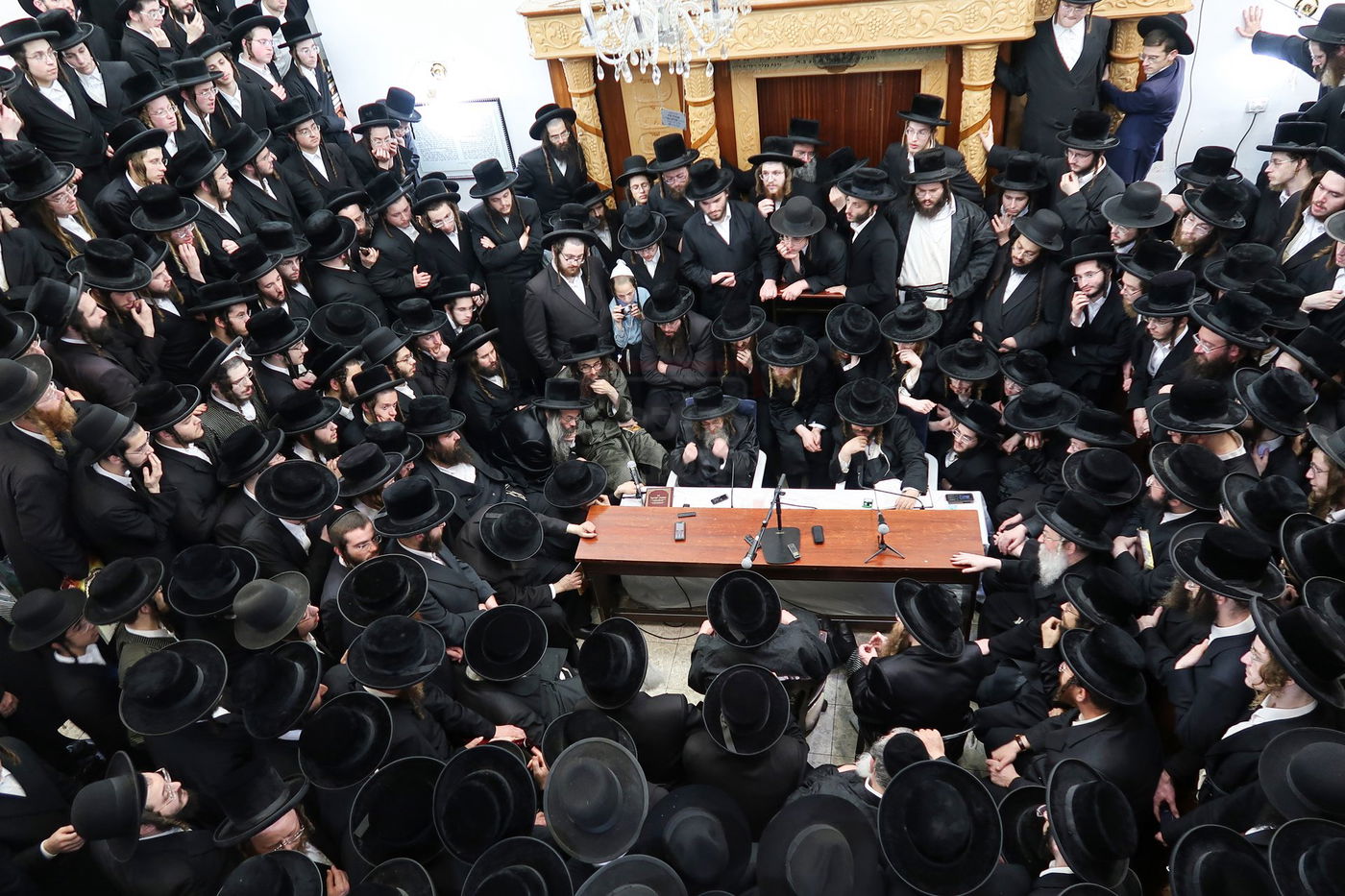 ניחום אבלים בחצה"ק קרעטשניף סיגעט