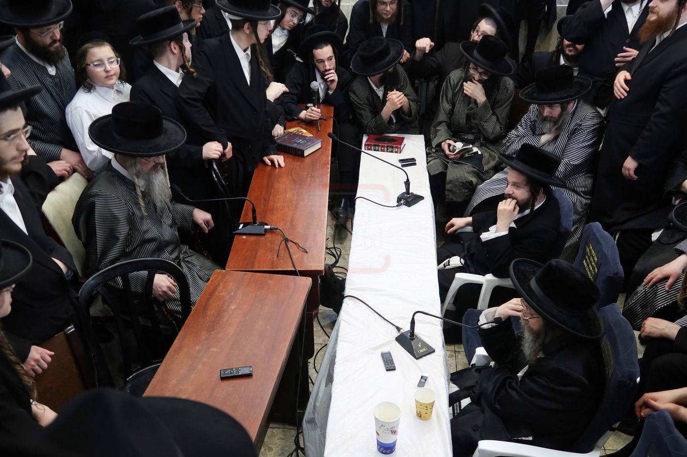 ניחום אבלים בחצה"ק קרעטשניף סיגעט