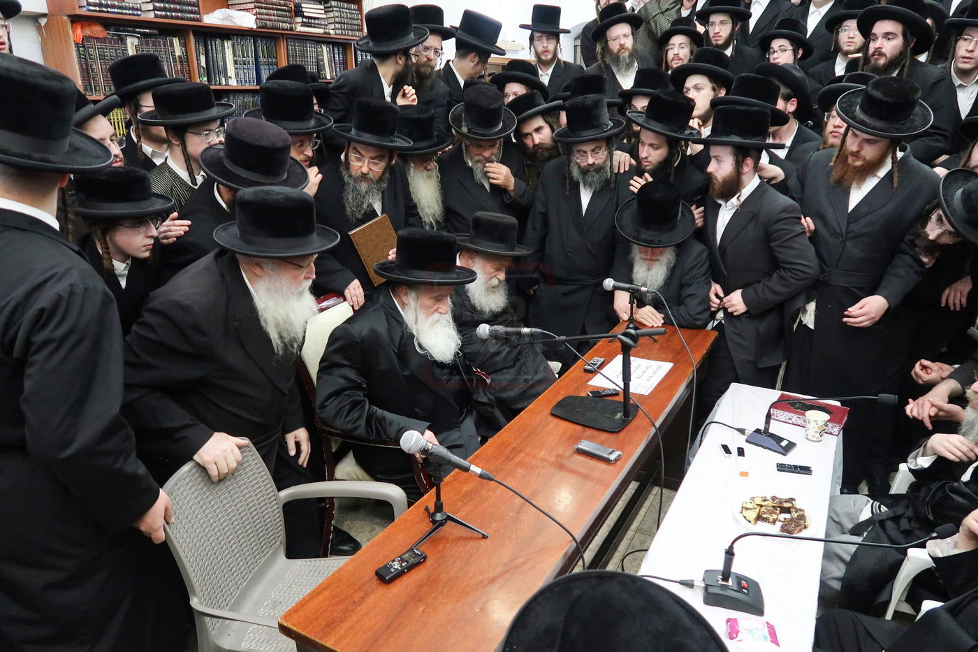 ניחום אבלים בחצה"ק קרעטשניף סיגעט