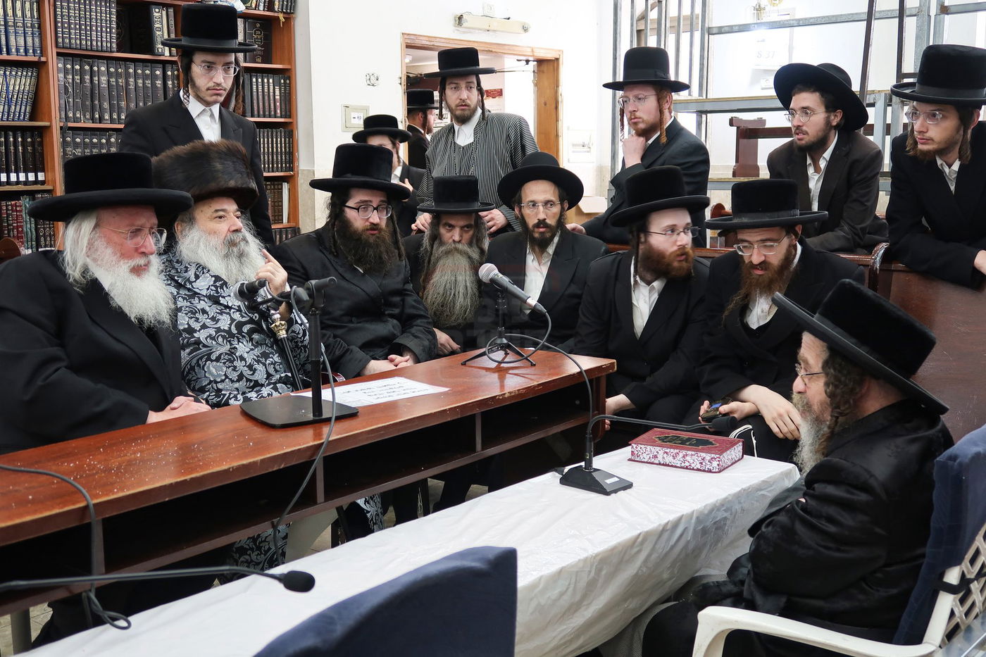 ניחום אבלים בחצה"ק קרעטשניף סיגעט