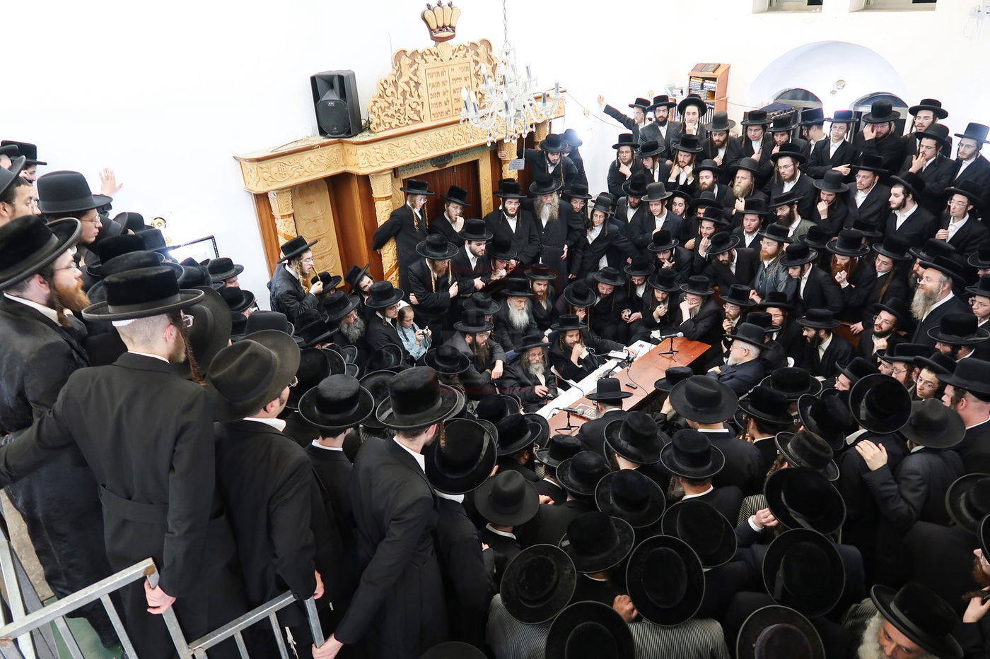 ניחום אבלים בחצה"ק קרעטשניף סיגעט