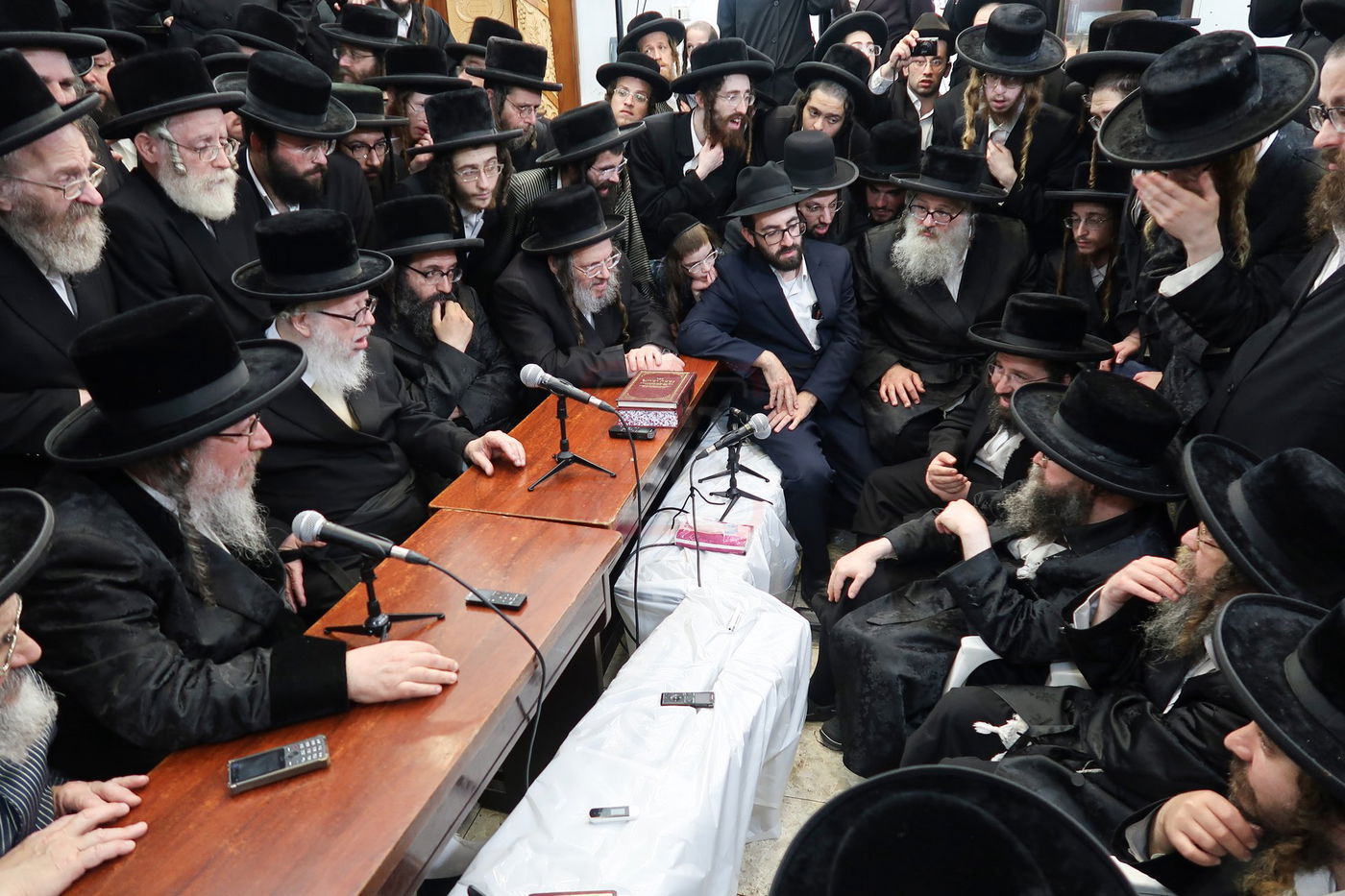 האדמו"רים מבוהוש וביאלה ב"ב בניחום אבלים בחצה"ק קרעטשניף סיגעט