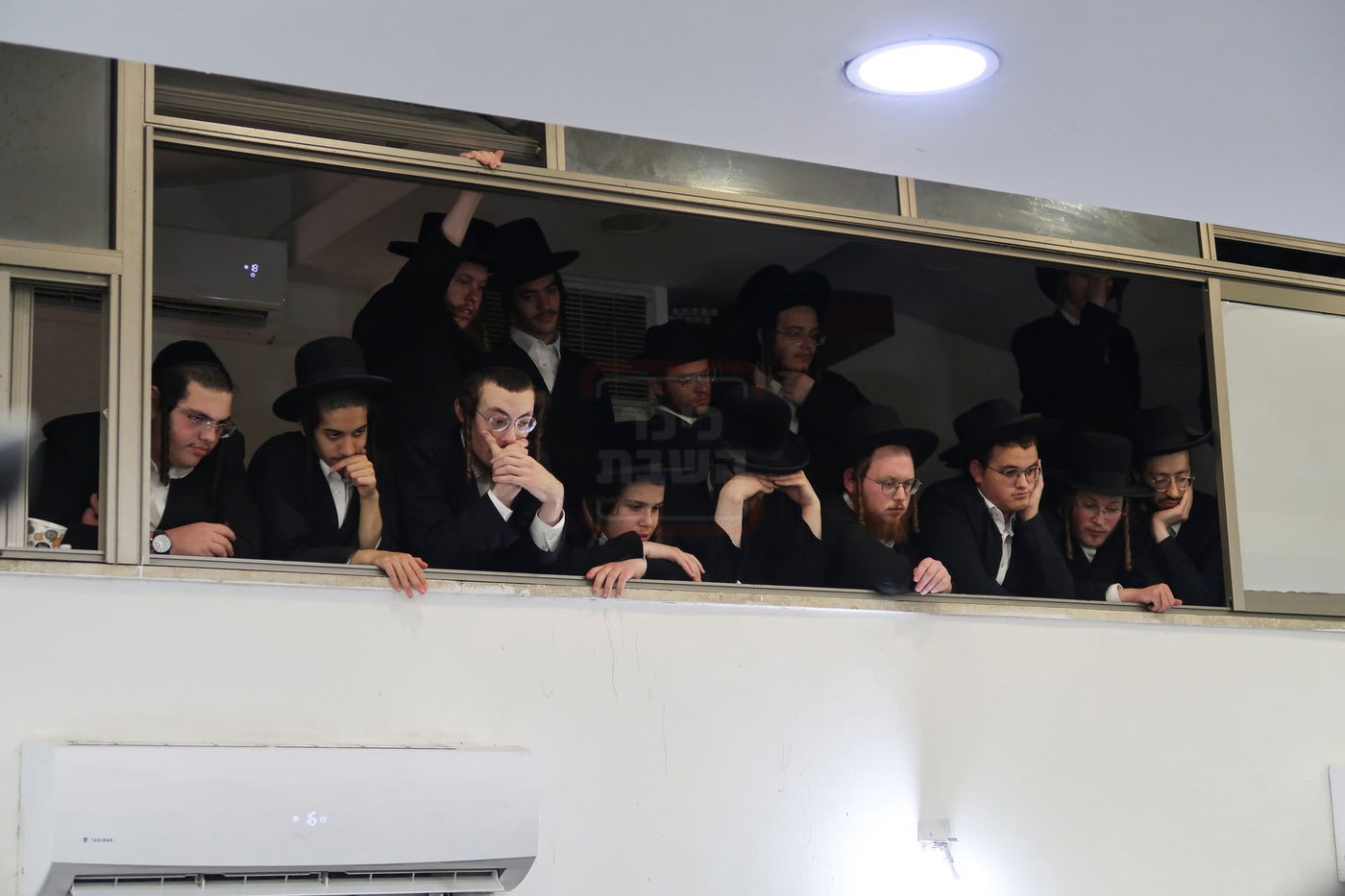 ניחום אבלים בחצה"ק קרעטשניף סיגעט