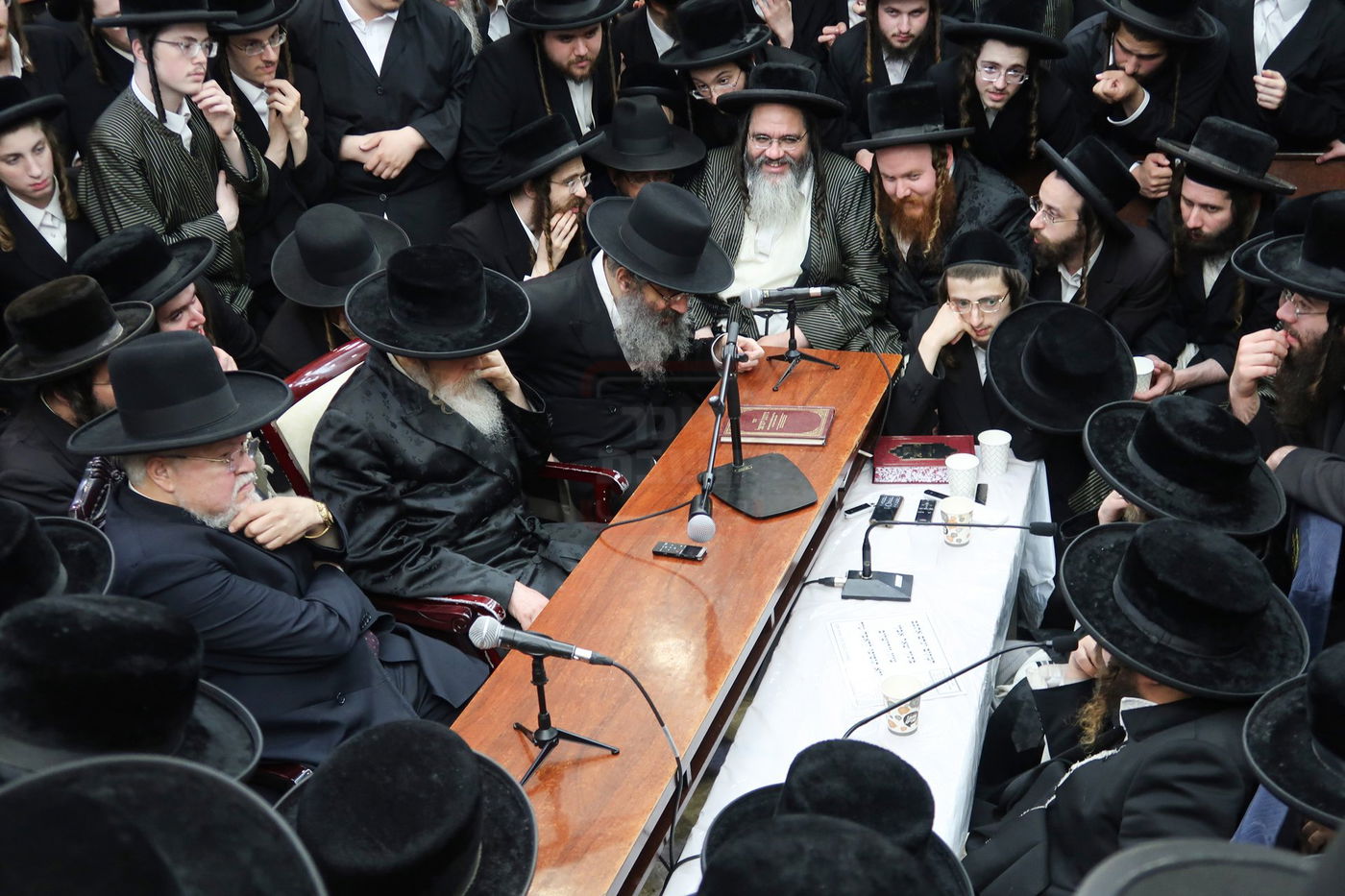 ניחום אבלים בחצה"ק קרעטשניף סיגעט