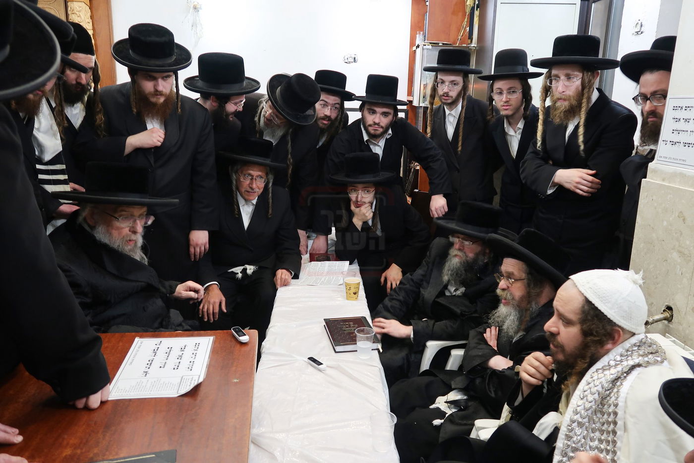 האדמו"ר מפינסק קרלין בניחום אבלים בחצה"ק קרעטשניף סיגעט