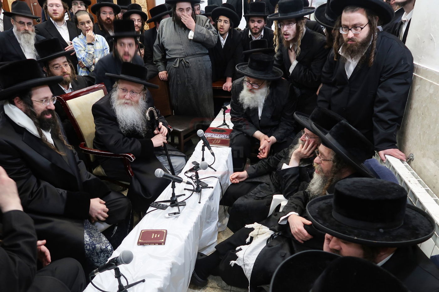 האדמו"רים מקרעטשניף ק"ג, ומעז'בוז בניחום אבלים בחצה"ק קרעטשניף סיגעט