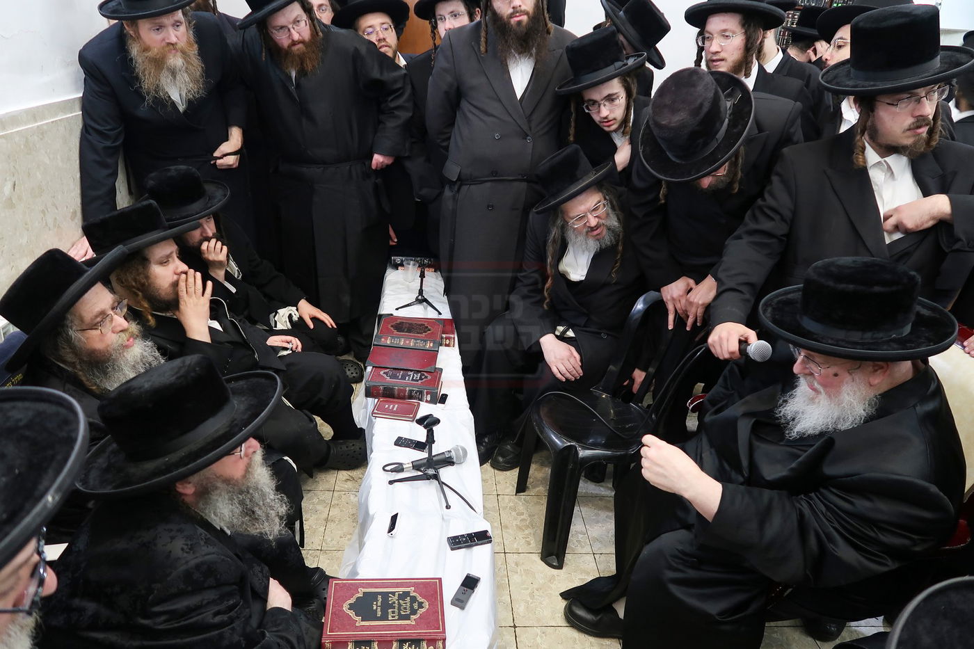 ניחום אבלים בחצה"ק קרעטשניף סיגעט