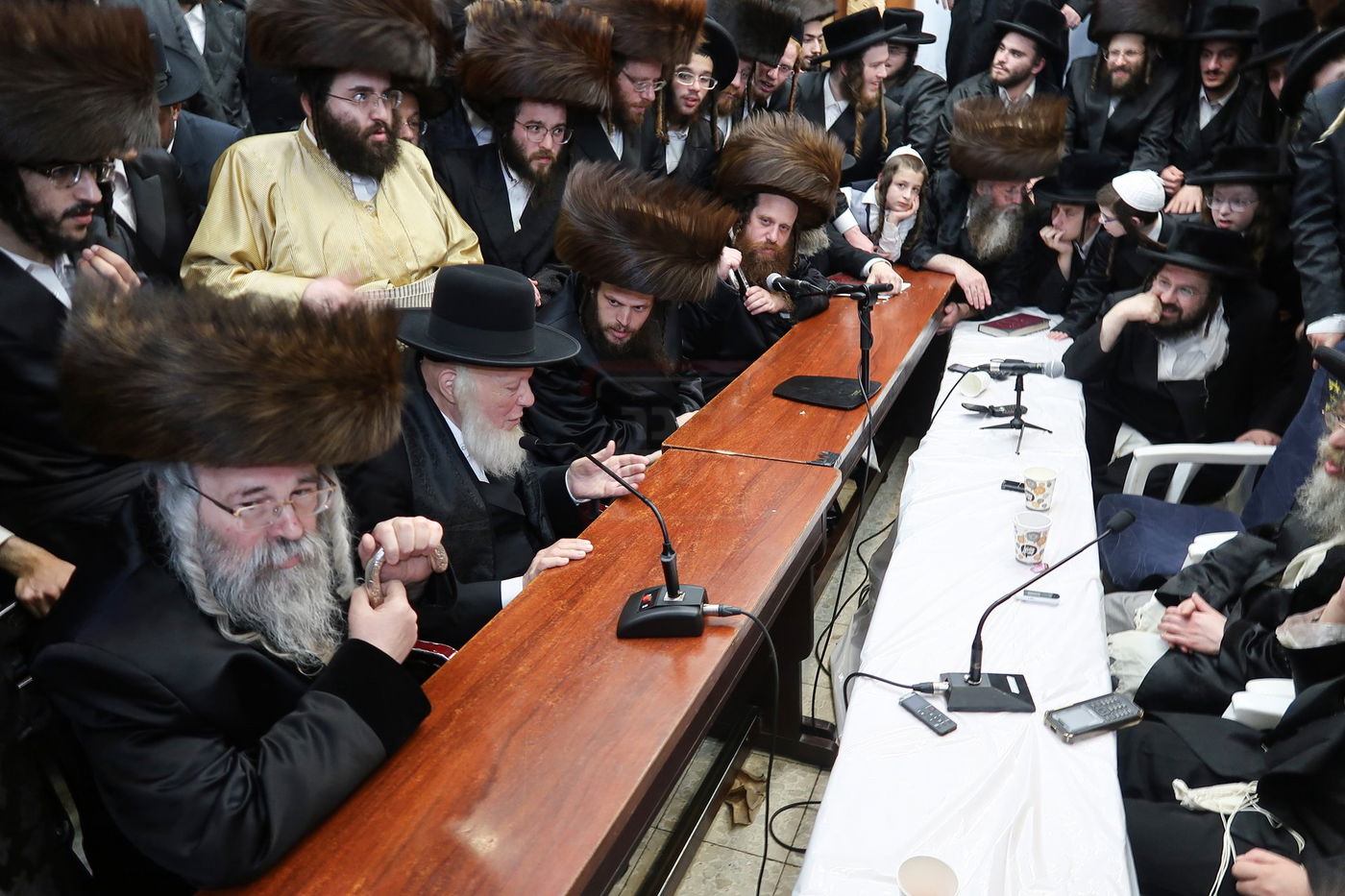 ניחום אבלים בחצה"ק קרעטשניף סיגעט