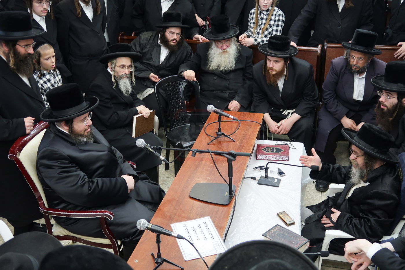 ניחום אבלים בחצה"ק קרעטשניף סיגעט