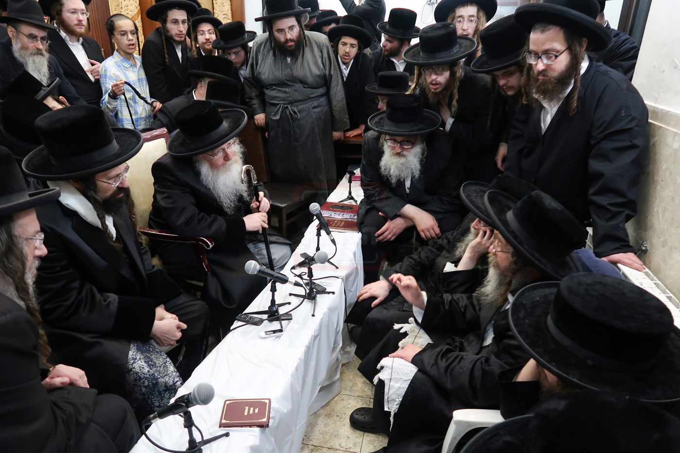 ניחום אבלים בחצה"ק קרעטשניף סיגעט