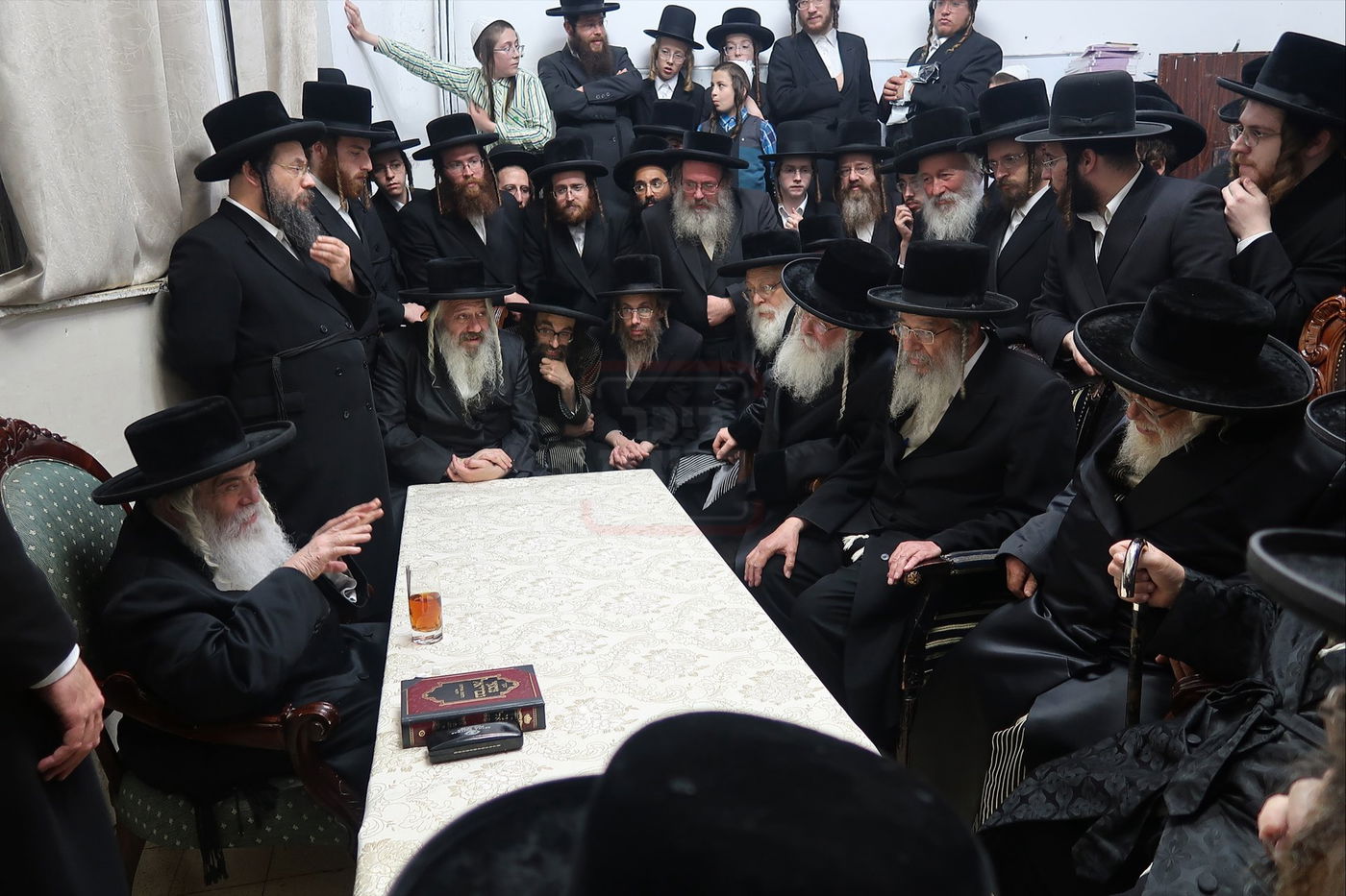 ניחום אבלים בחצה"ק קרעטשניף י-ם