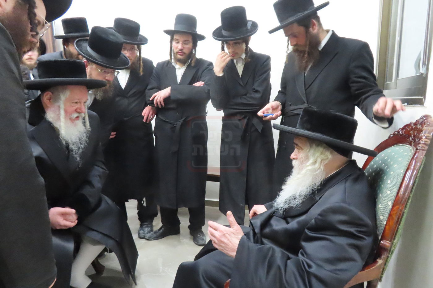 ניחום אבלים בחצה"ק קרעטשניף י-ם