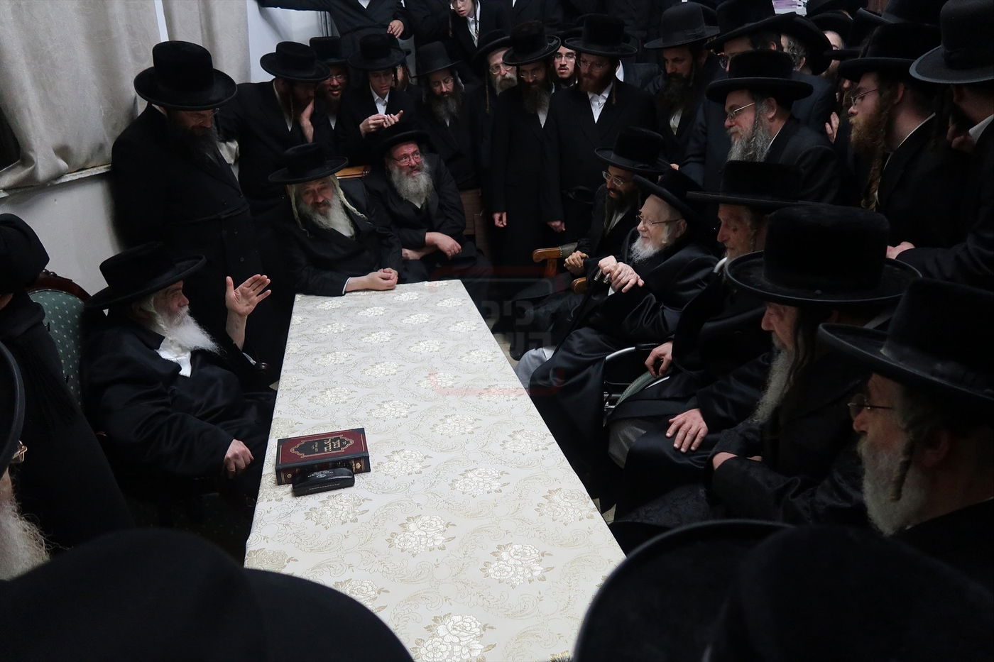 ניחום אבלים בחצה"ק קרעטשניף י-ם