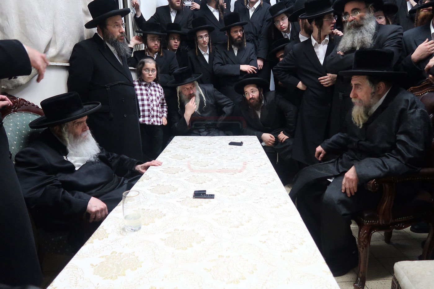 ניחום אבלים בחצה"ק קרעטשניף י-ם