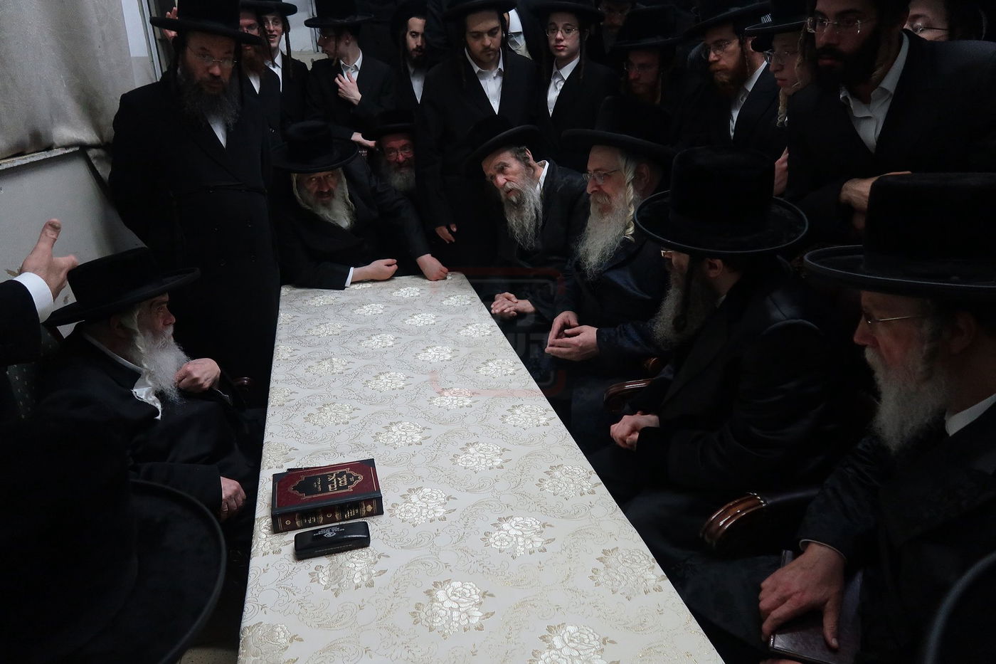 ניחום אבלים בחצה"ק קרעטשניף י-ם