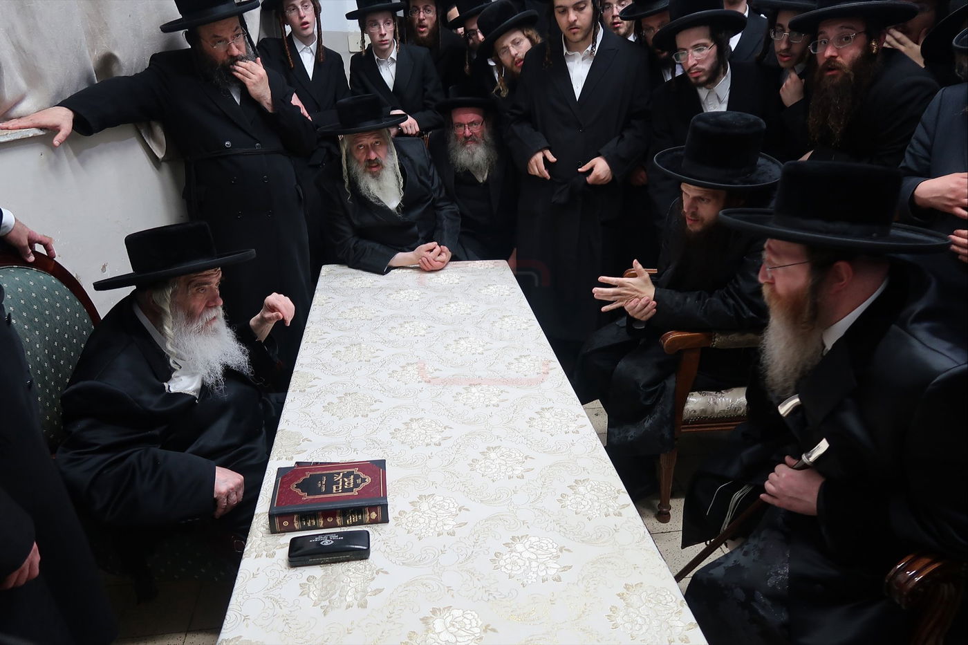 ניחום אבלים בחצה"ק קרעטשניף י-ם