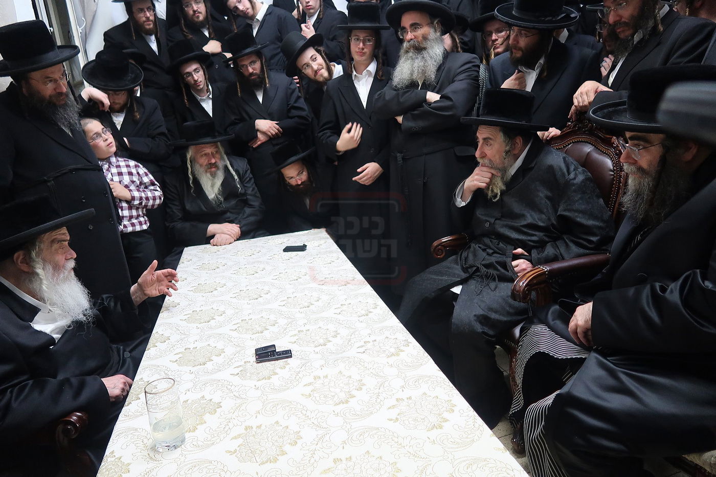 ניחום אבלים בחצה"ק קרעטשניף י-ם