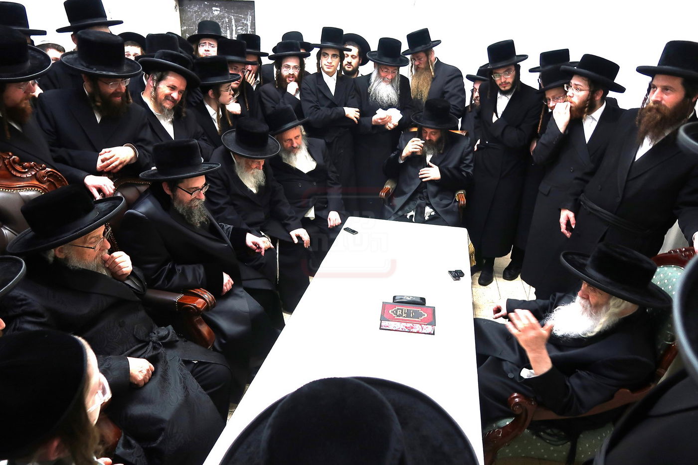 ניחום אבלים בחצה"ק קרעטשניף י-ם