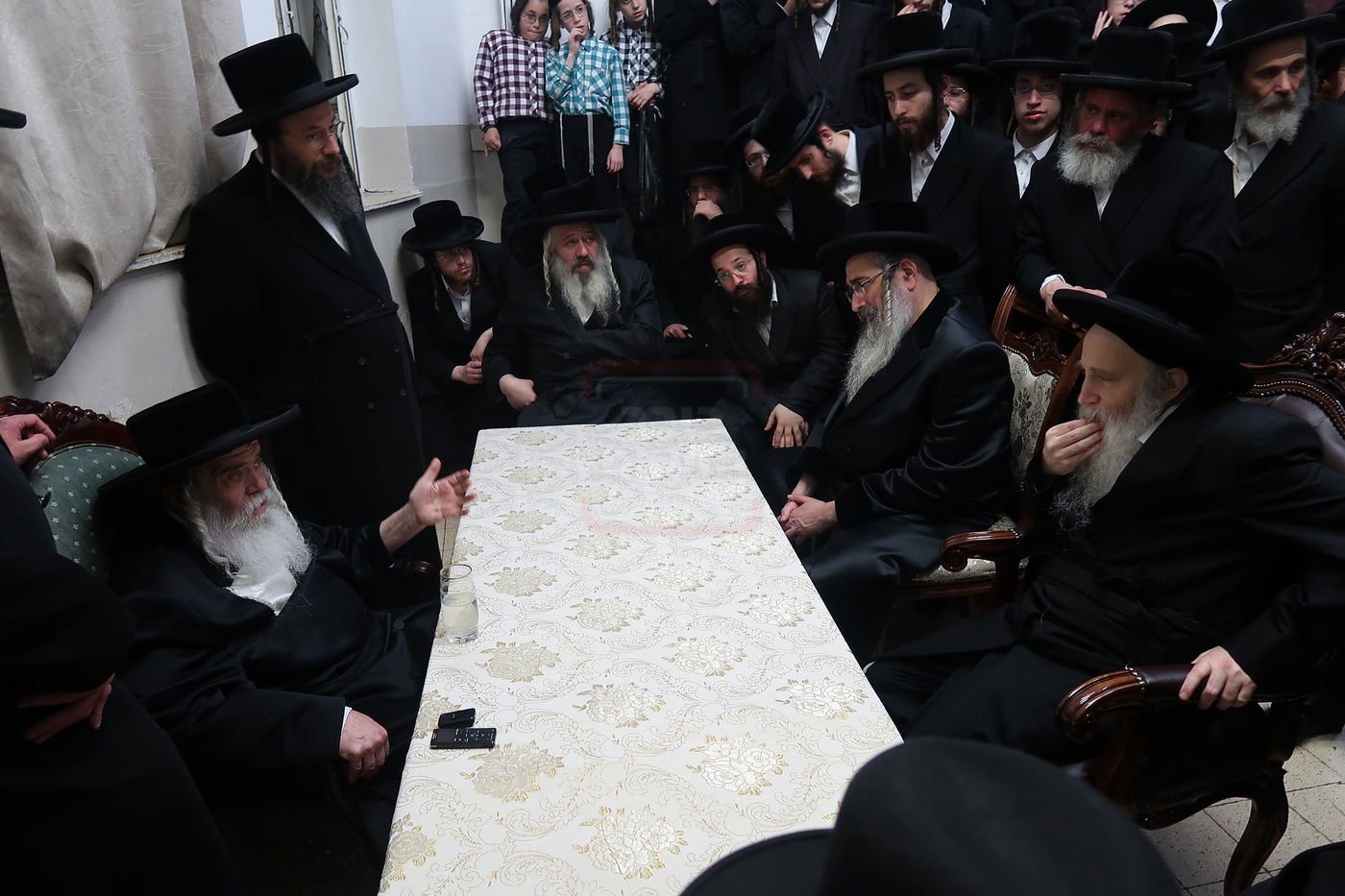 ניחום אבלים בחצה"ק קרעטשניף י-ם