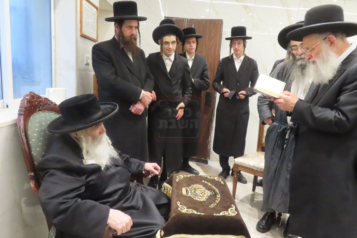 ניחום אבלים בחצה"ק קרעטשניף י-ם