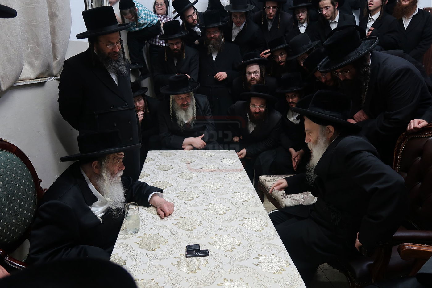 ניחום אבלים בחצה"ק קרעטשניף י-ם