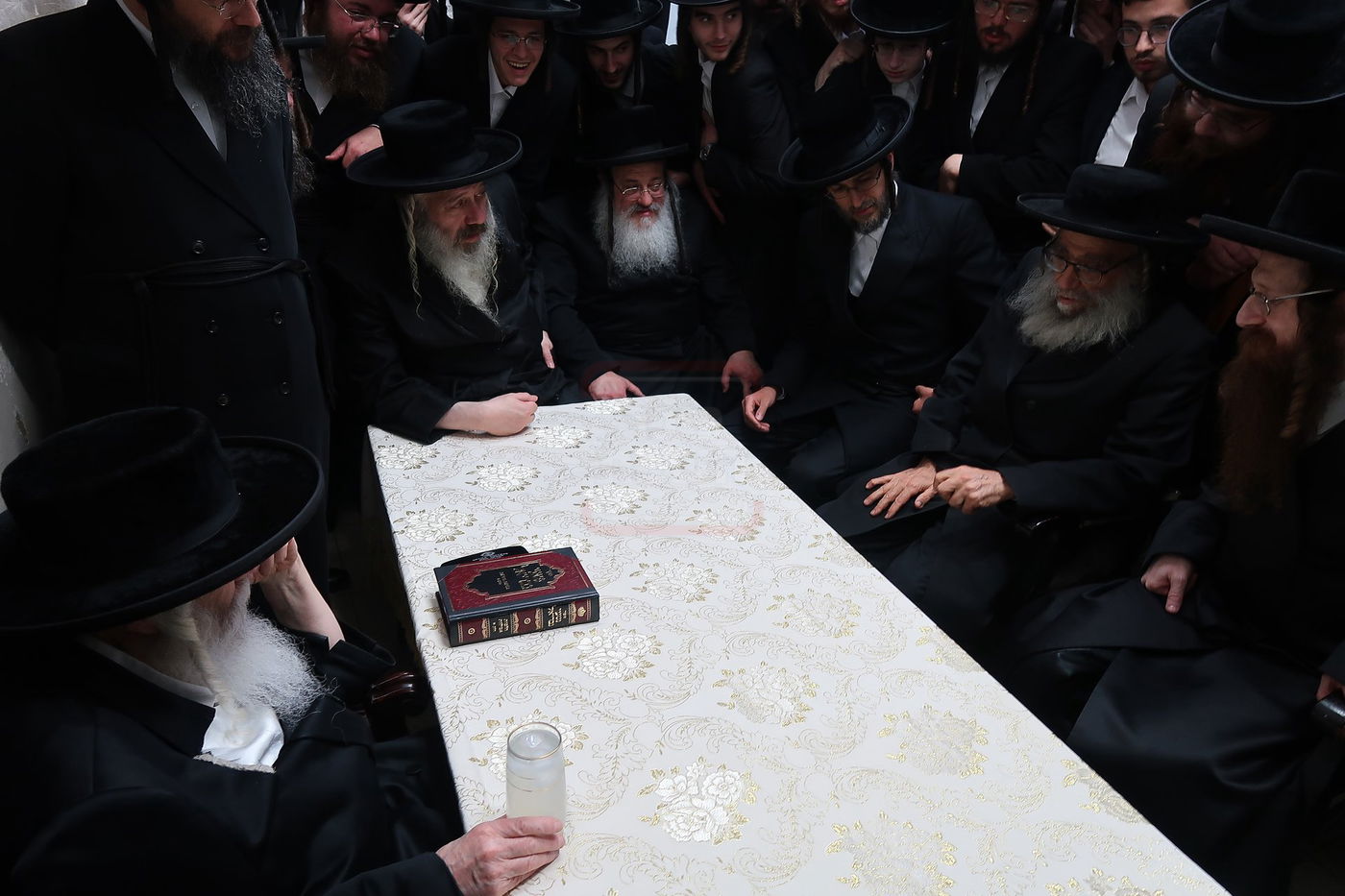 ניחום אבלים בחצה"ק קרעטשניף י-ם