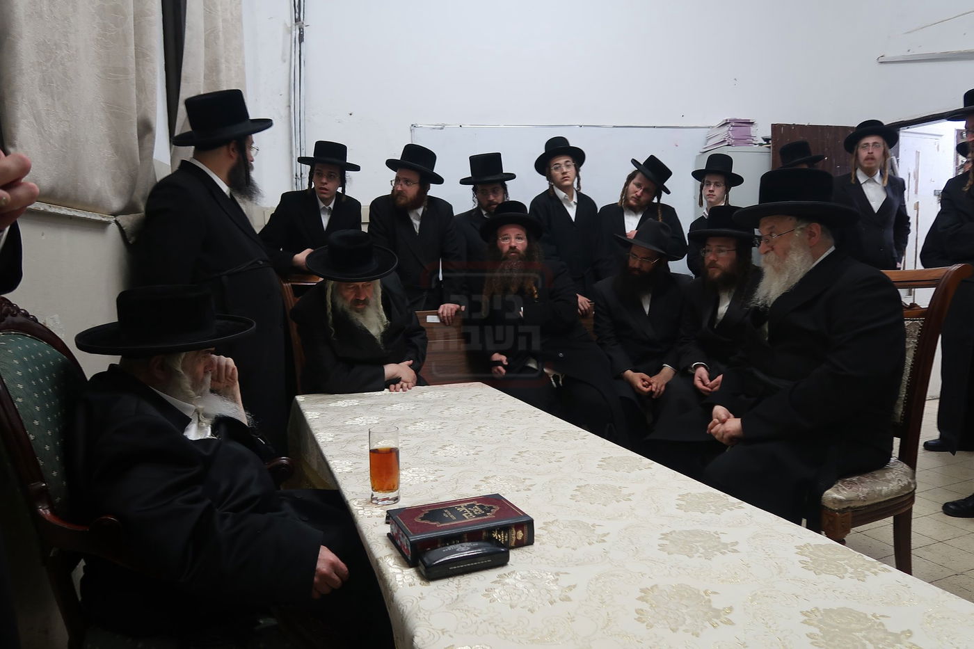 ניחום אבלים בחצה"ק קרעטשניף י-ם