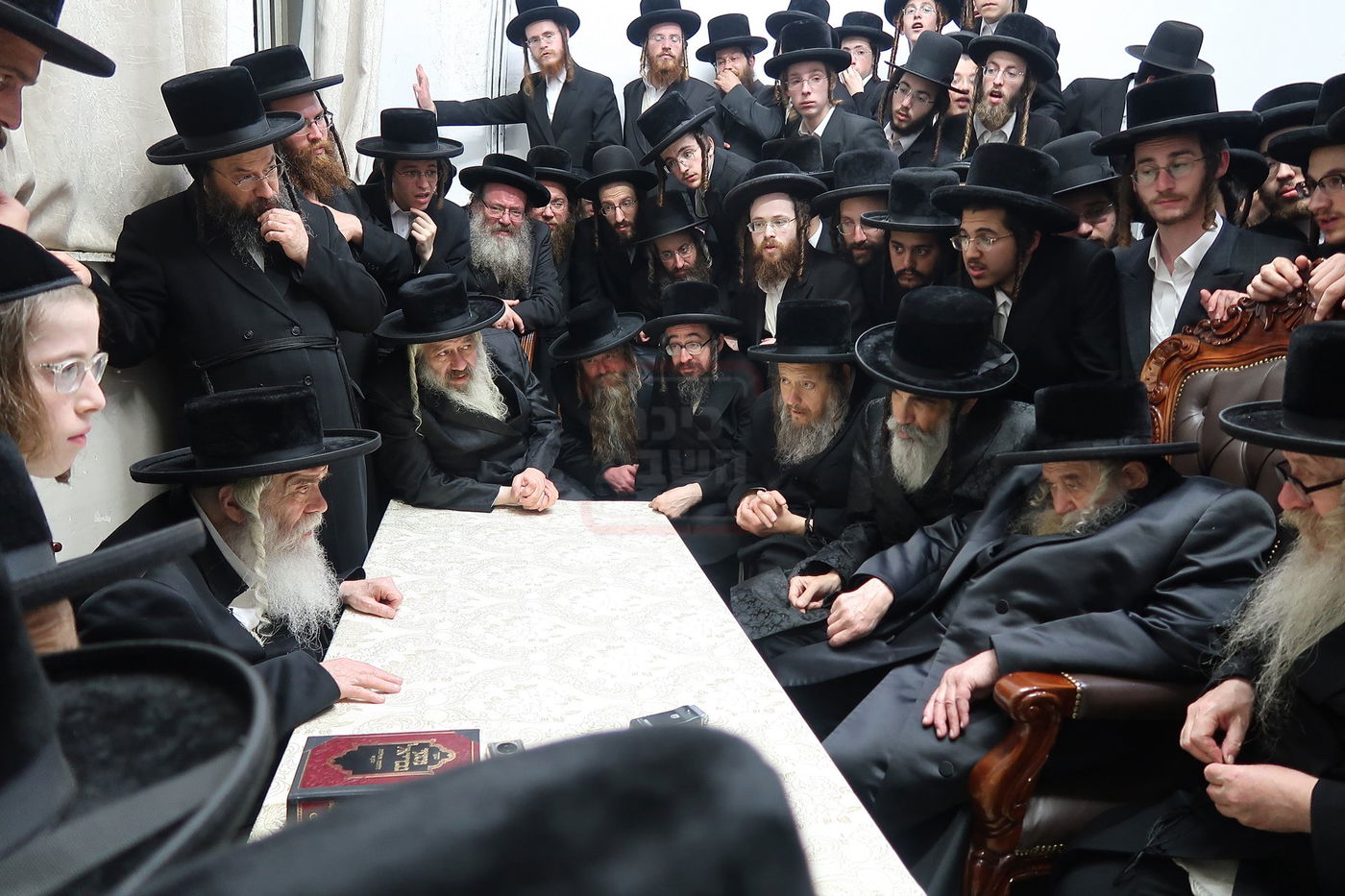 ניחום אבלים בחצה"ק קרעטשניף י-ם