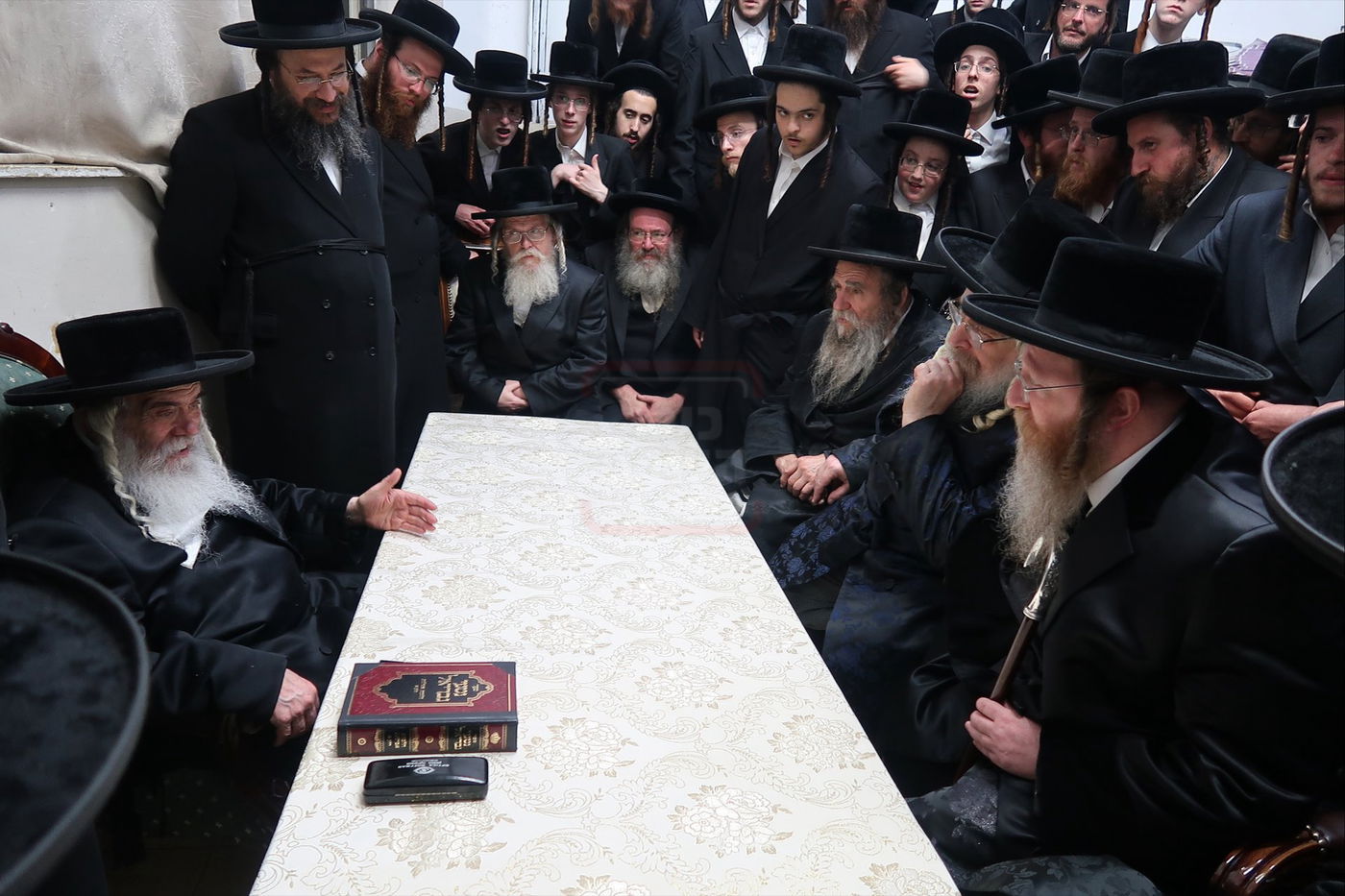 ניחום אבלים בחצה"ק קרעטשניף י-ם