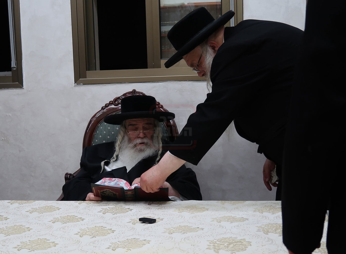 ניחום אבלים בחצה"ק קרעטשניף י-ם