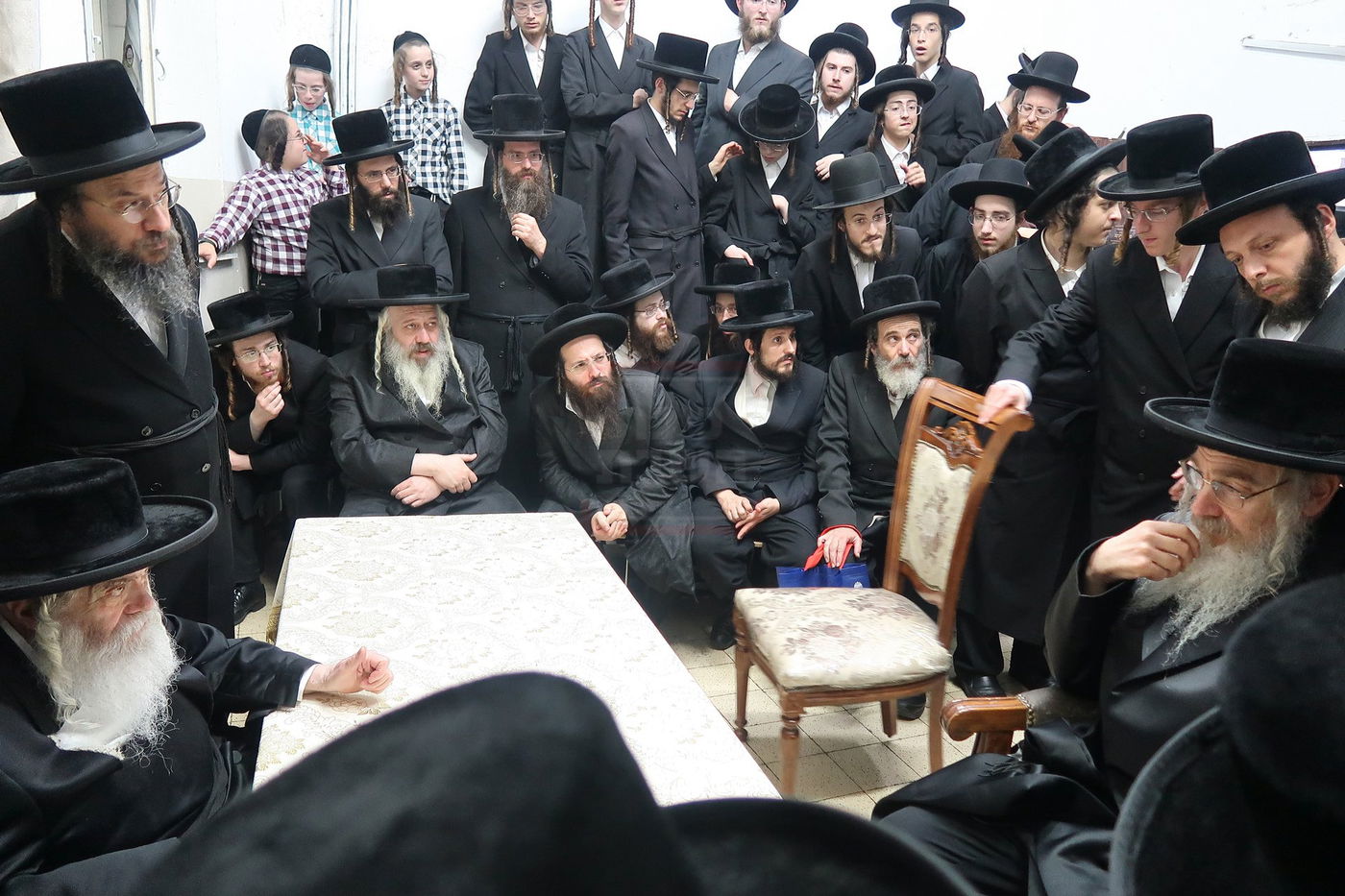 ניחום אבלים בחצה"ק קרעטשניף י-ם