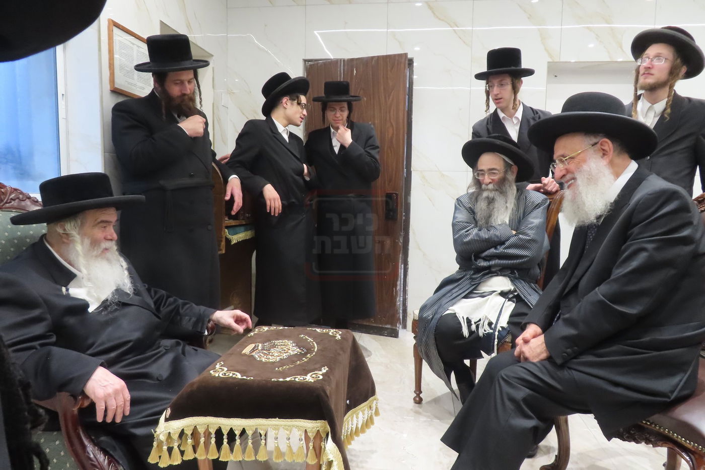 ניחום אבלים בחצה"ק קרעטשניף י-ם