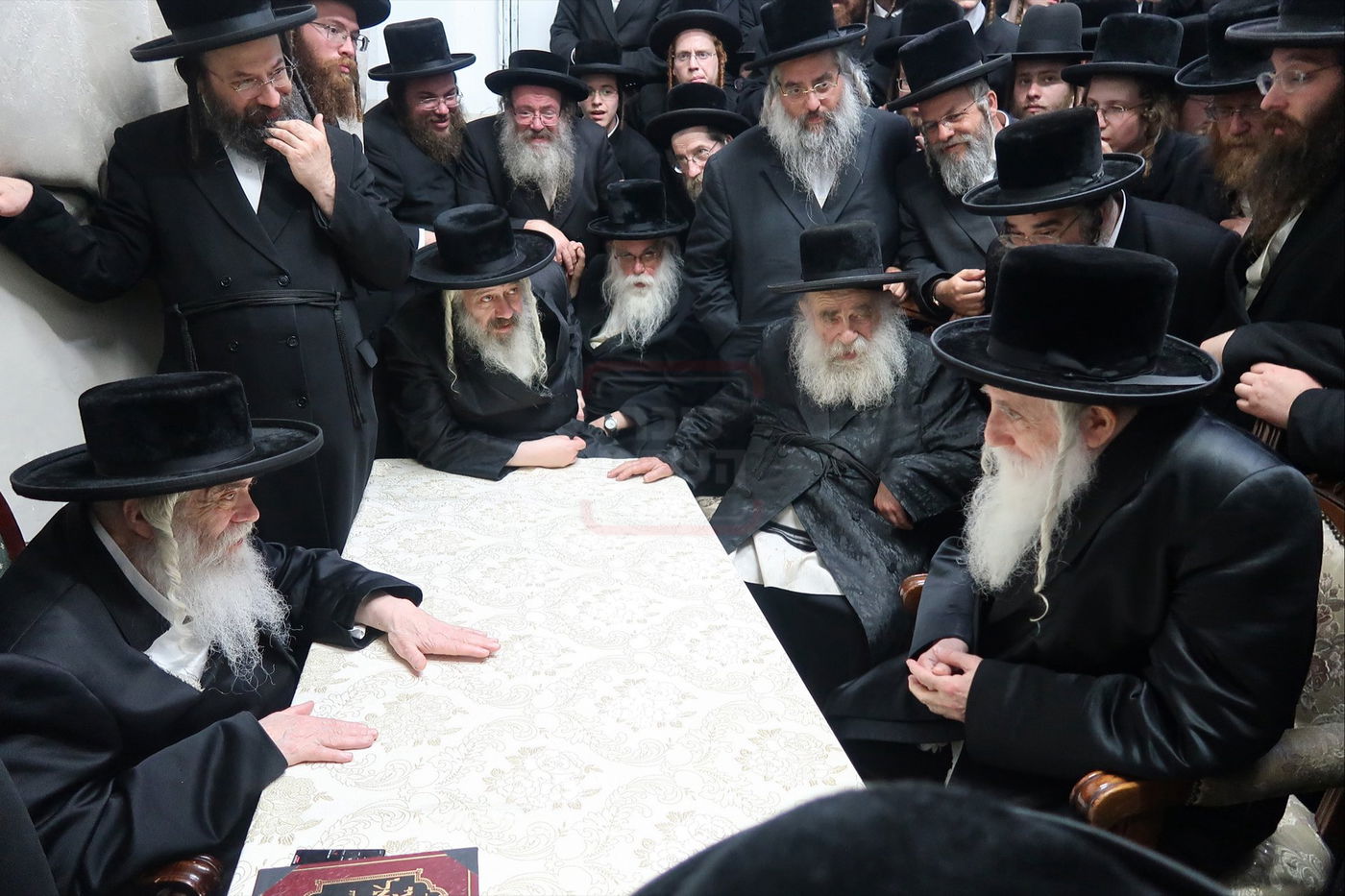 ניחום אבלים בחצה"ק קרעטשניף י-ם