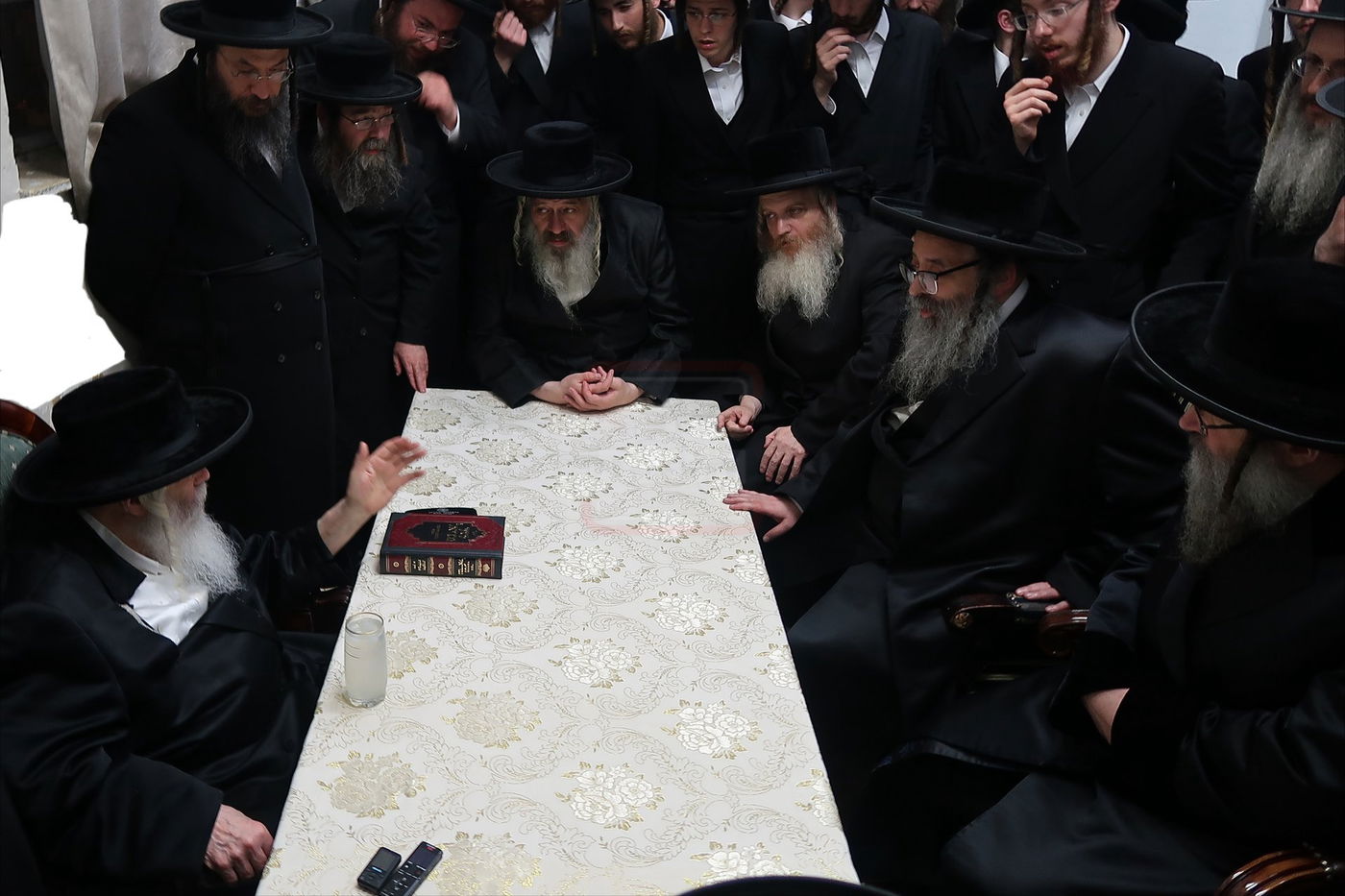 ניחום אבלים בחצה"ק קרעטשניף י-ם