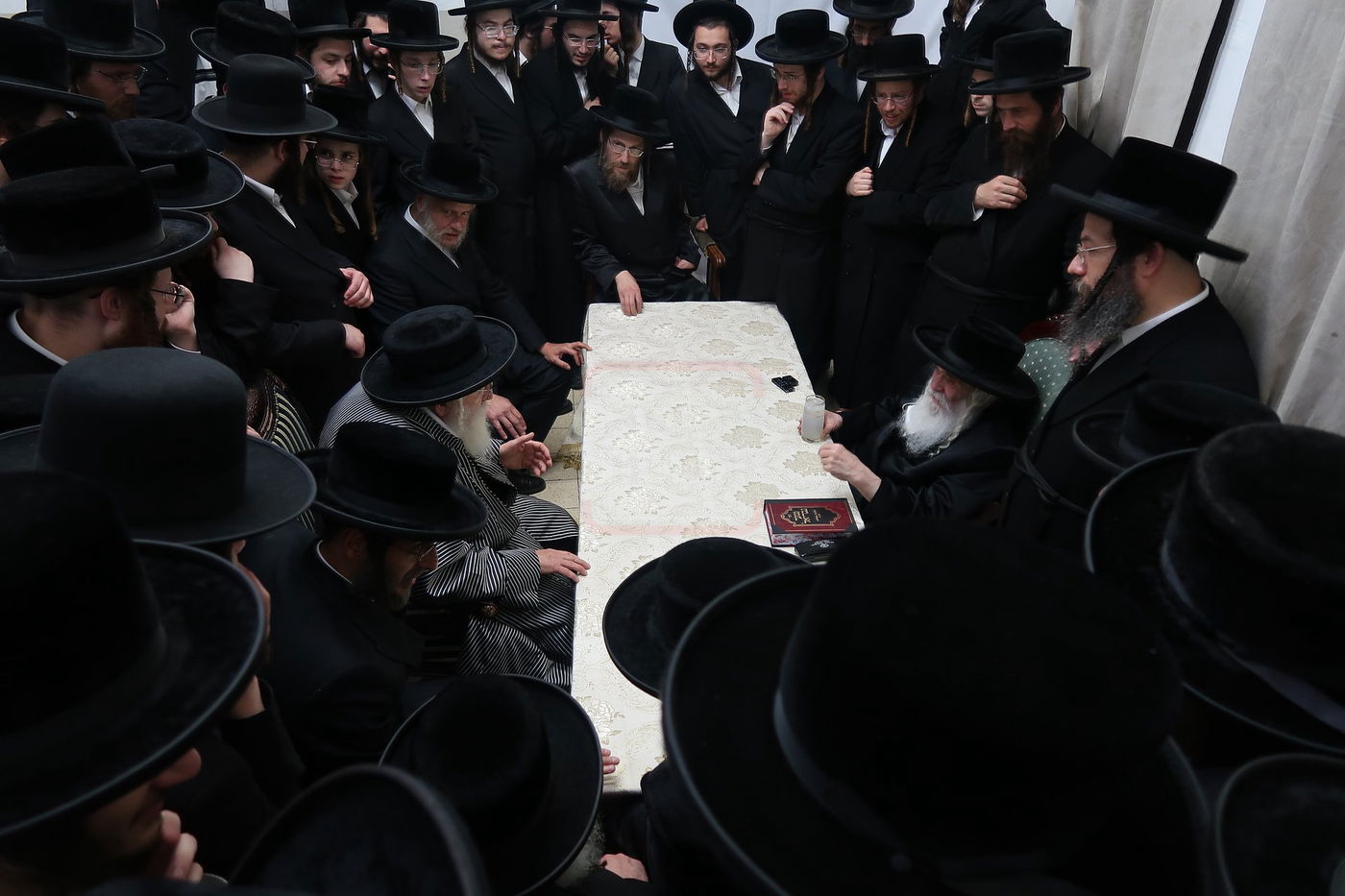 ניחום אבלים בחצה"ק קרעטשניף י-ם