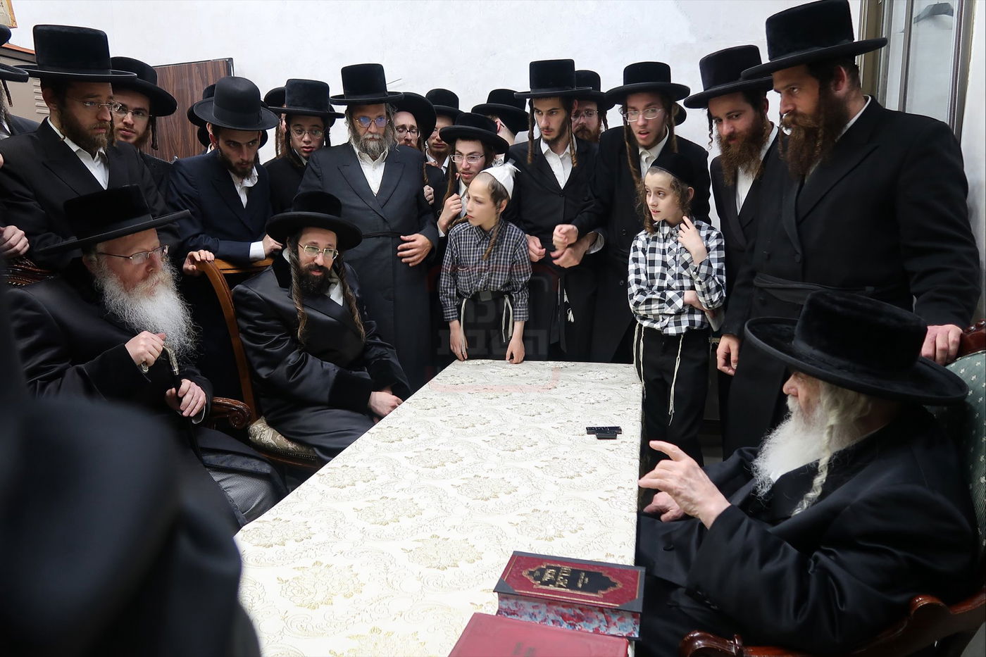 ניחום אבלים בחצה"ק קרעטשניף י-ם