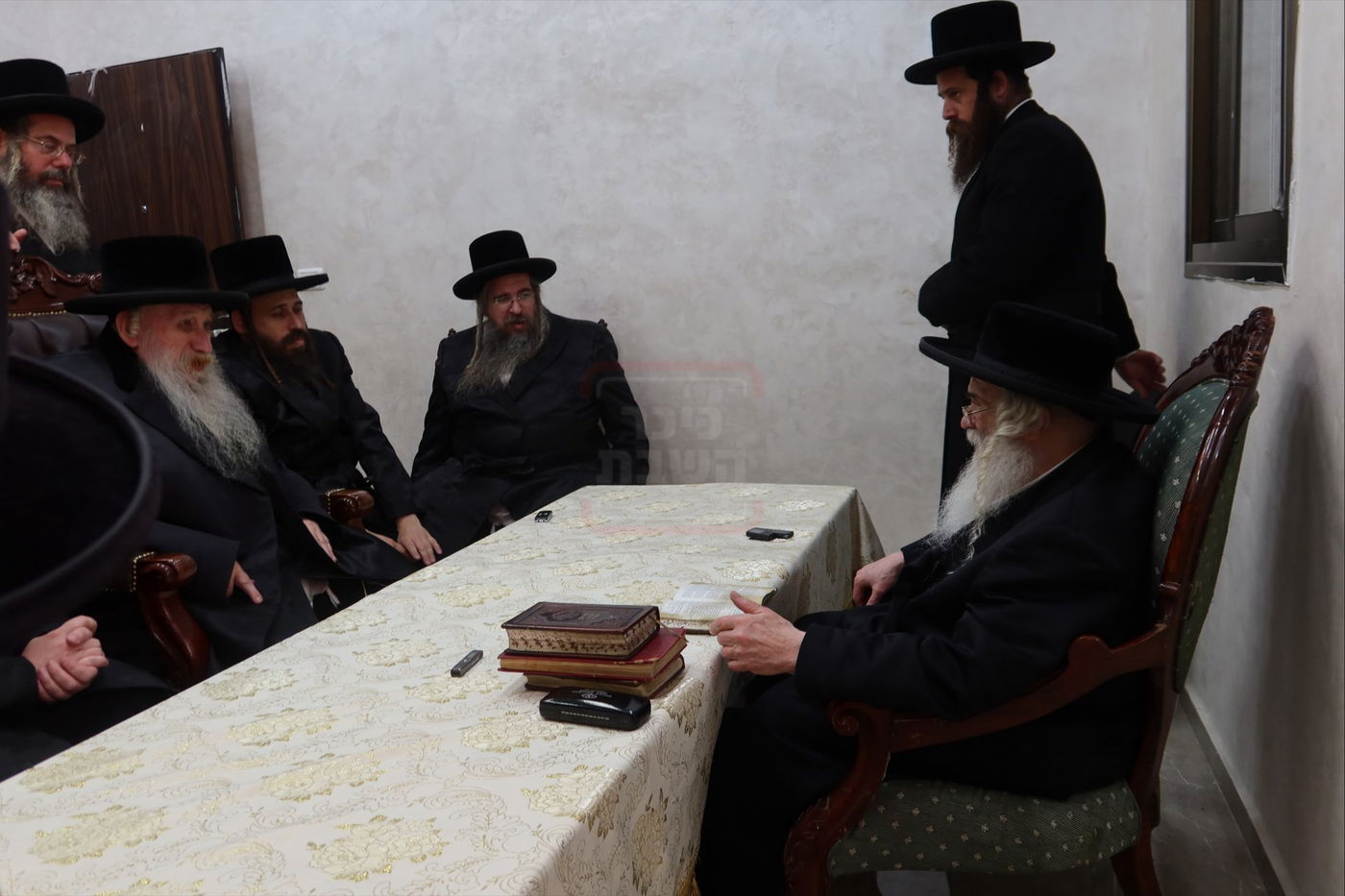 ניחום אבלים בחצה"ק קרעטשניף י-ם