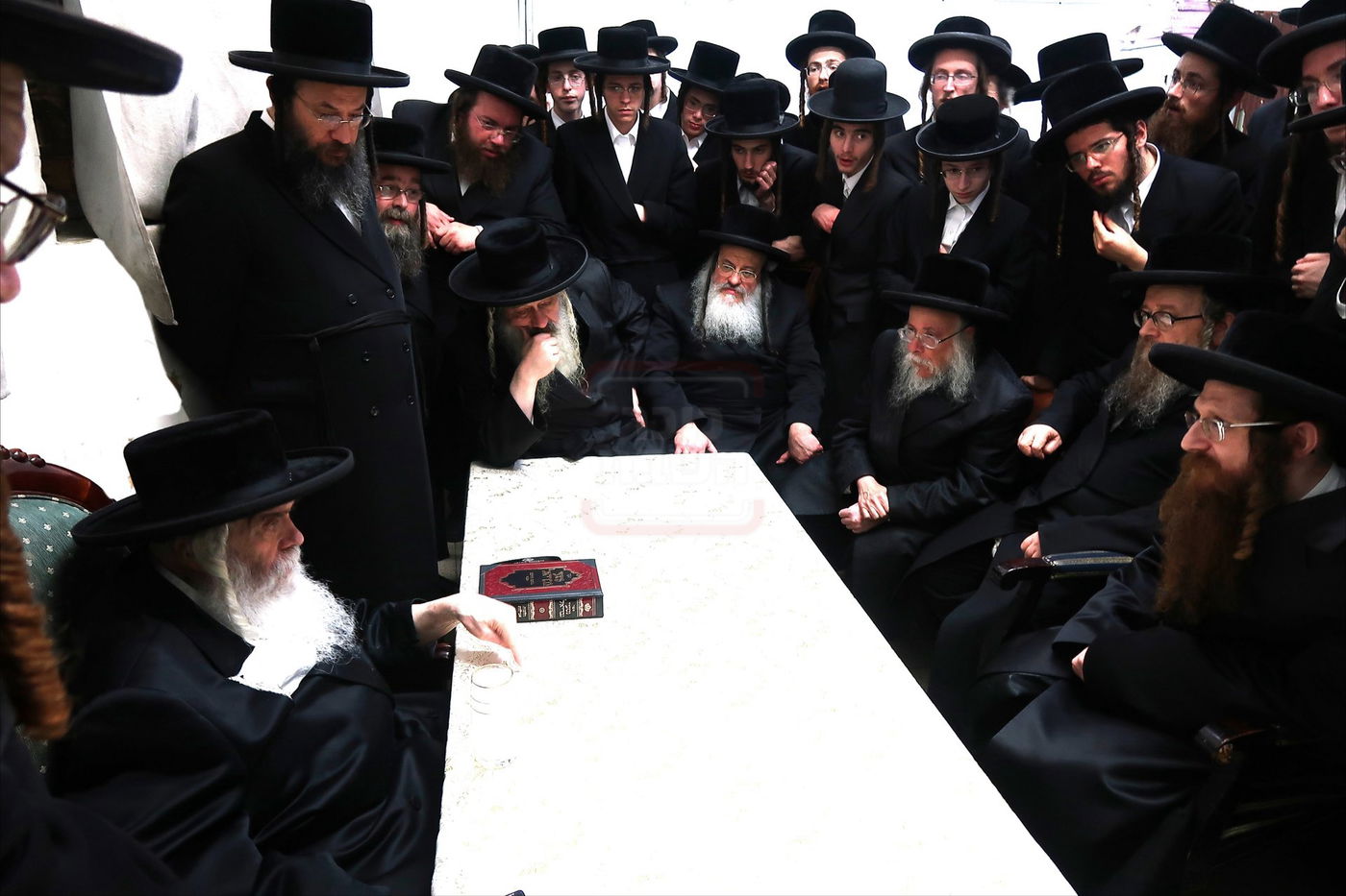 ניחום אבלים בחצה"ק קרעטשניף י-ם