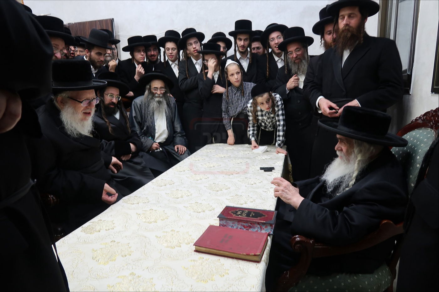 ניחום אבלים בחצה"ק קרעטשניף י-ם