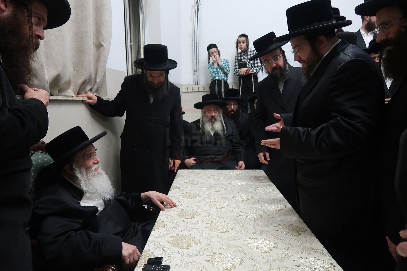 ניחום אבלים בחצה"ק קרעטשניף י-ם